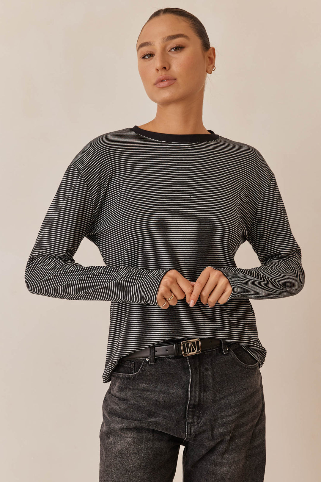 חולצת ג'יימי סטרייפס צווארון מובלט | שחור/לבן