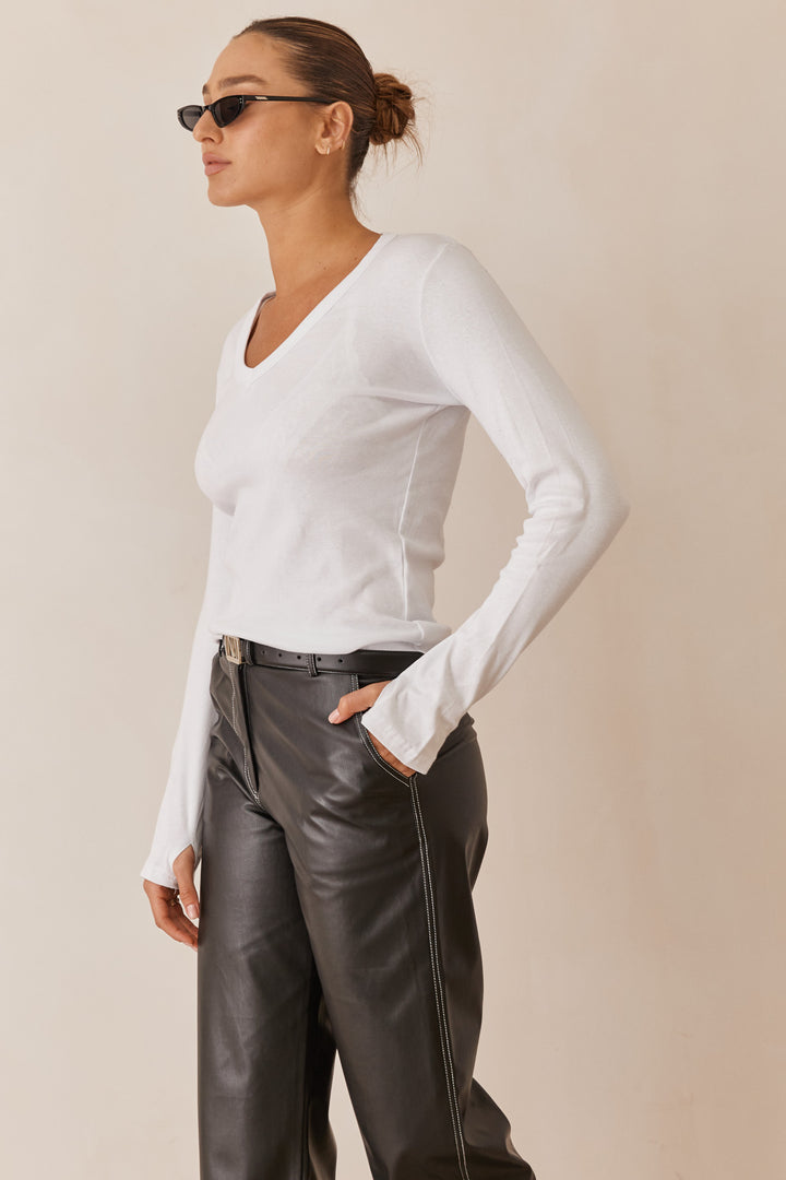 חולצת בייסיק מייגן וי שרוול כפפה | לבן