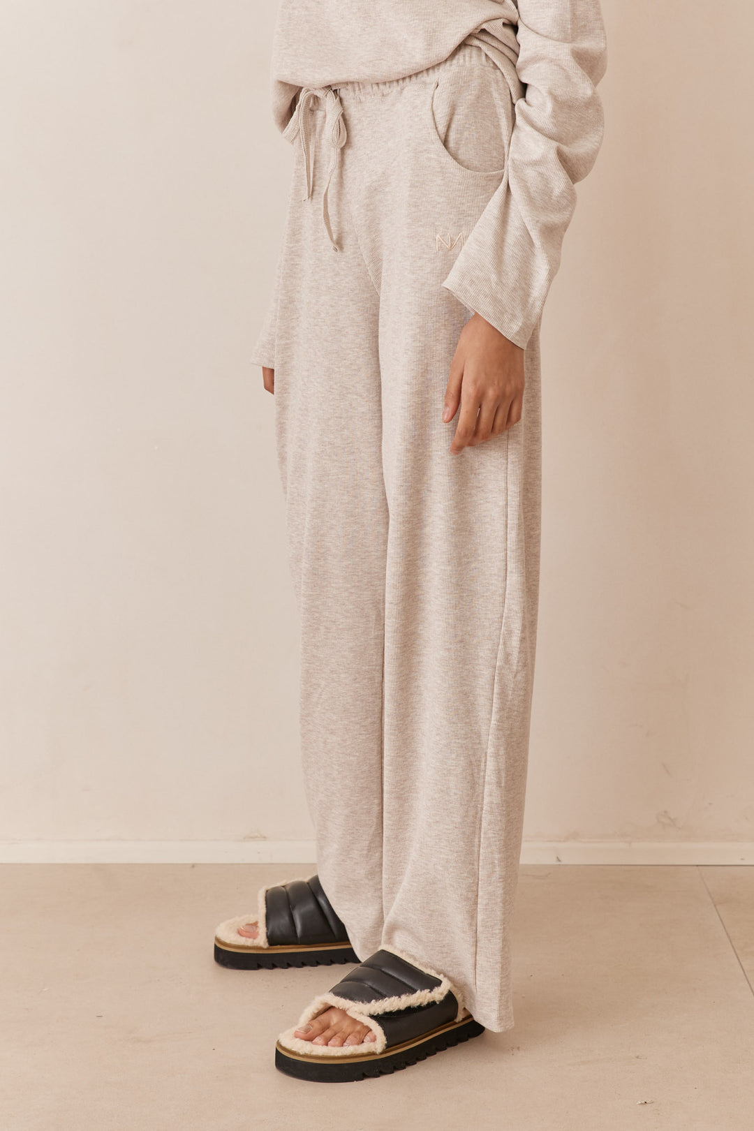 מכנסי מארני בד ריב בשילוב רקמת לוגו | בז'