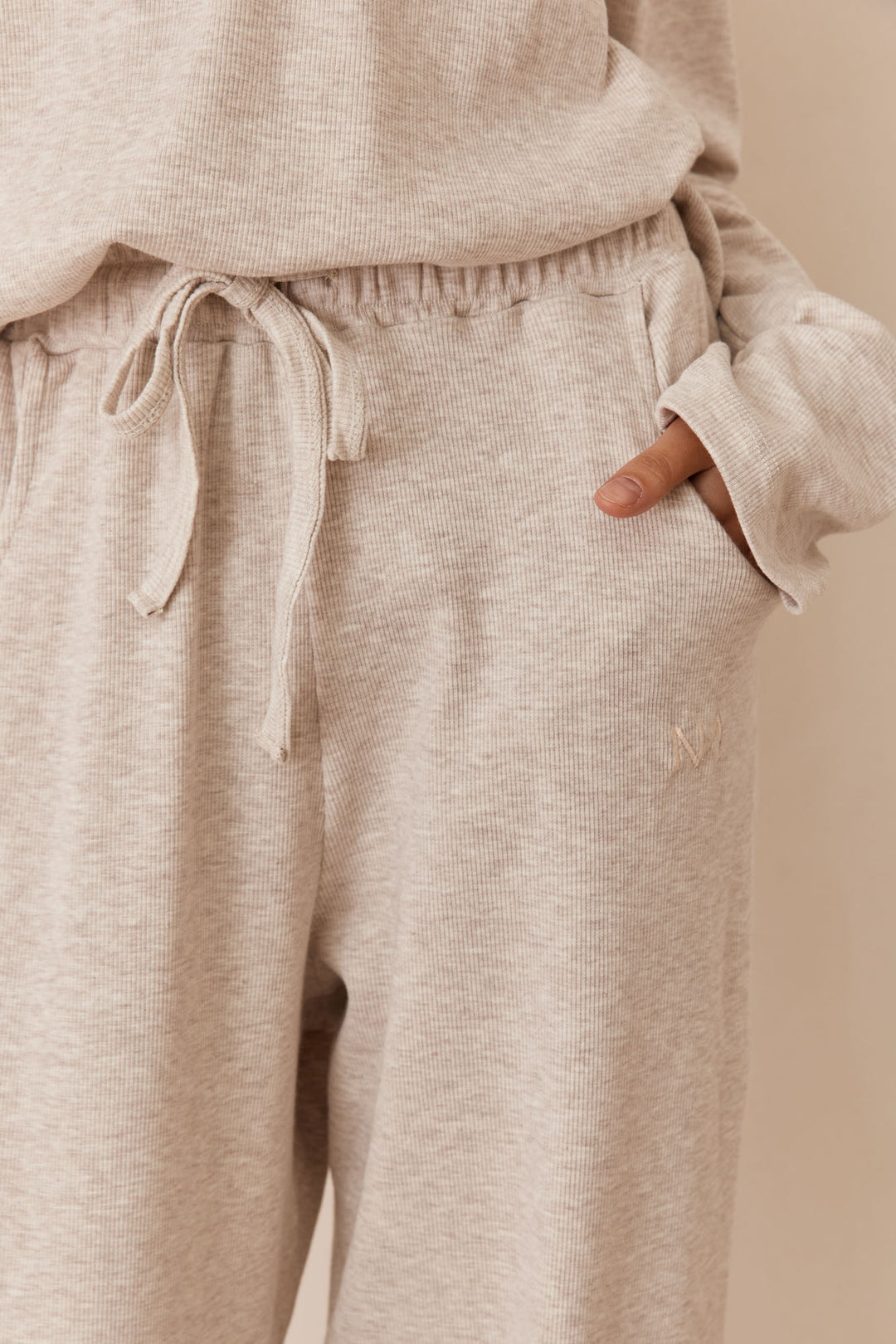 מכנסי מארני בד ריב בשילוב רקמת לוגו | בז'