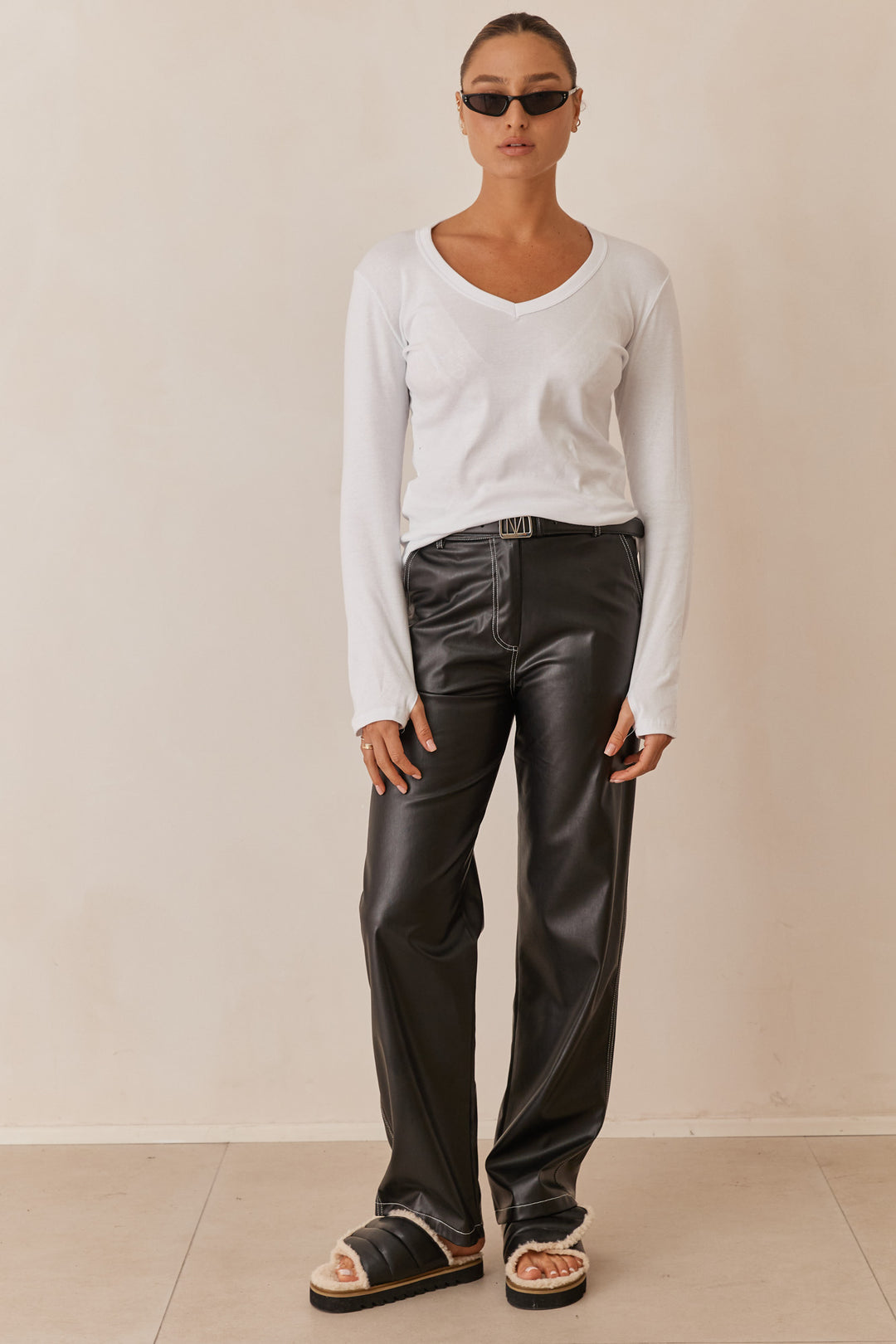 חולצת בייסיק מייגן וי שרוול כפפה | לבן