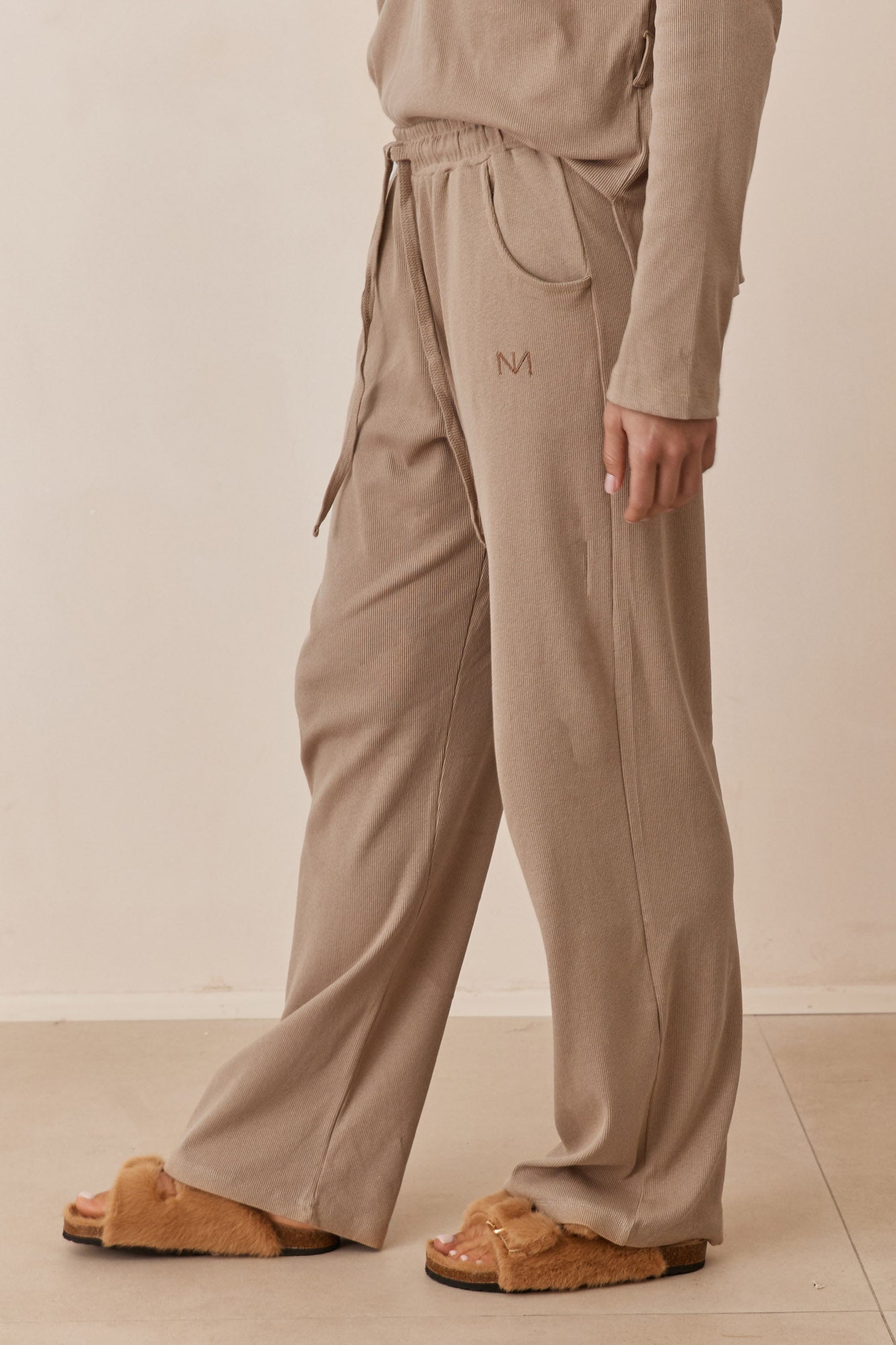 מכנסי מארני בד ריב בשילוב רקמת לוגו | מוקה