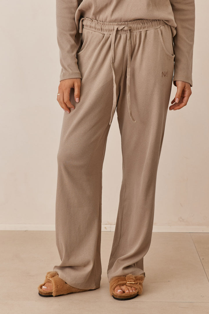 מכנסי מארני בד ריב בשילוב רקמת לוגו | מוקה