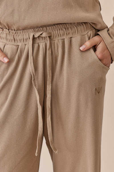 מכנסי מארני בד ריב בשילוב רקמת לוגו | מוקה
