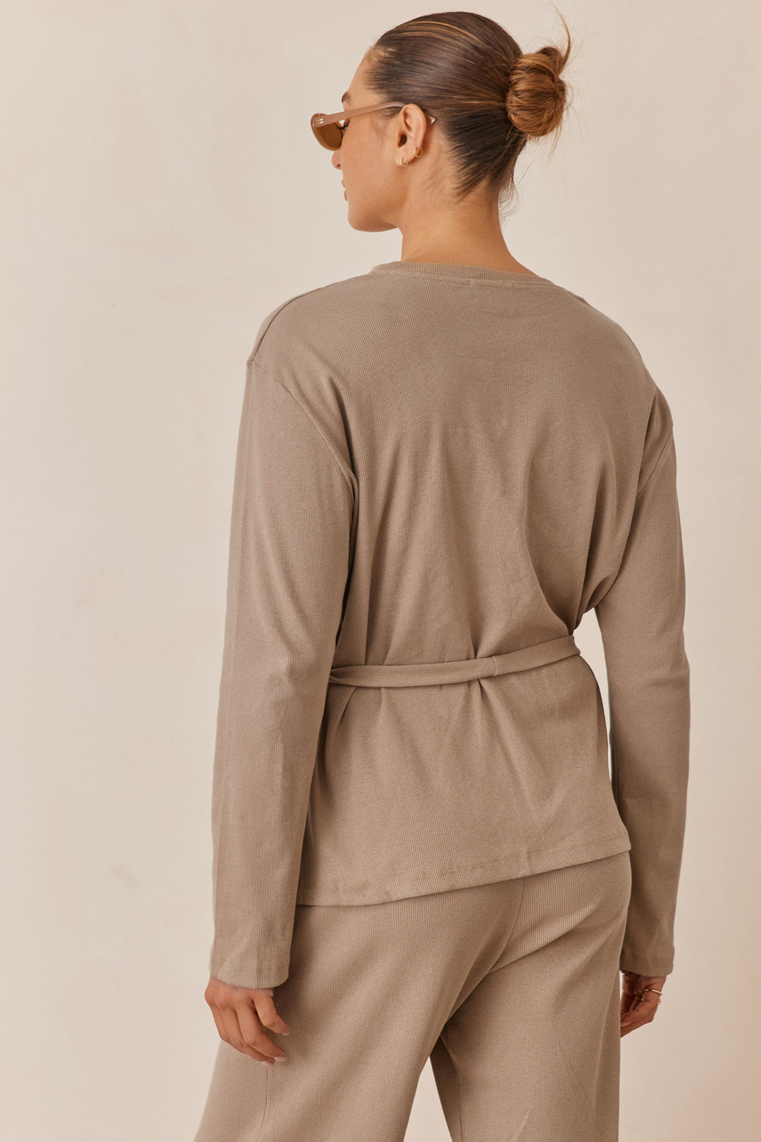 חולצת מארני בד ריב בשילוב קשירה ורקמת לוגו | מוקה