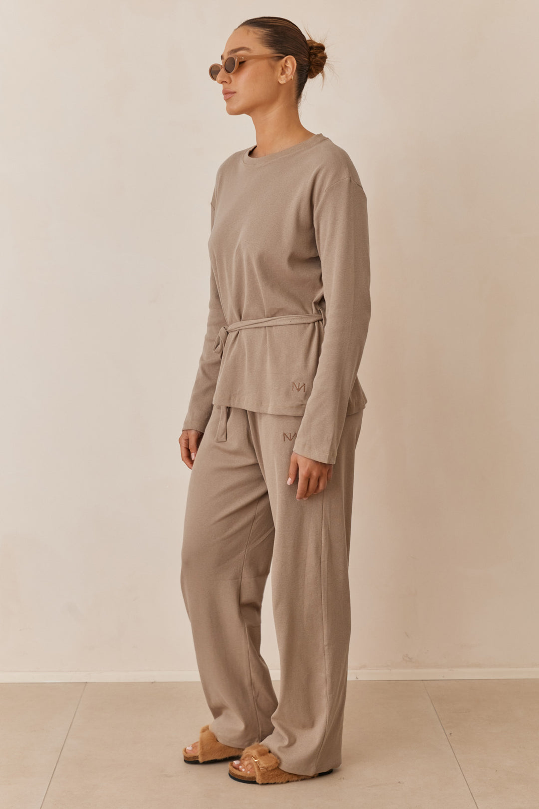 חולצת מארני בד ריב בשילוב קשירה ורקמת לוגו | מוקה