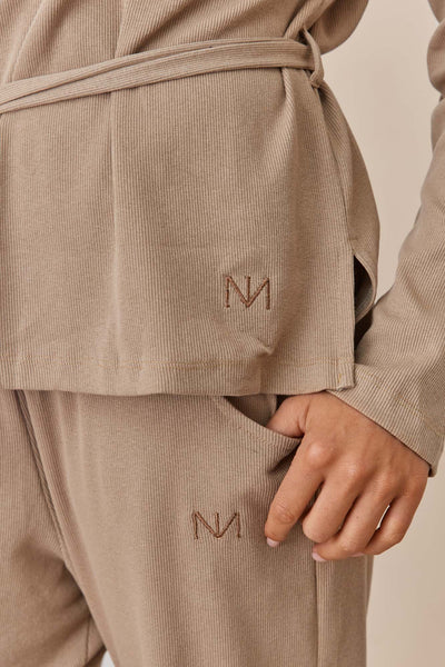 חולצת מארני בד ריב בשילוב קשירה ורקמת לוגו | מוקה