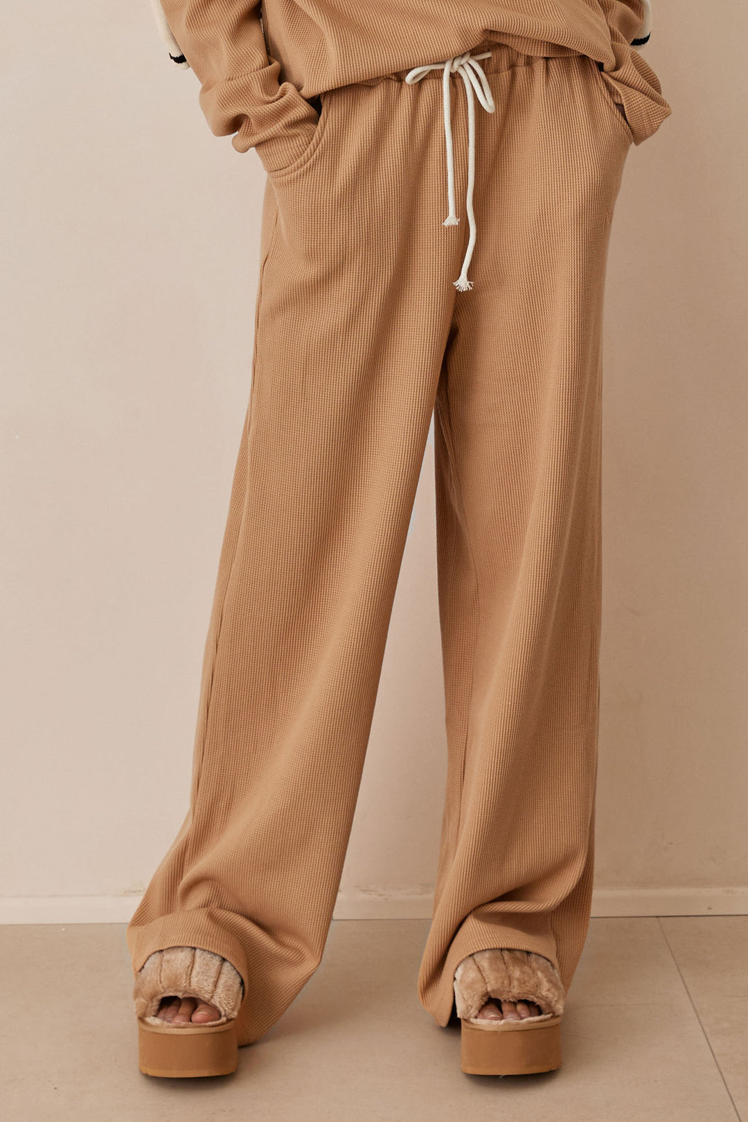 מכנסי אליסון בד וופל בשילוב רקמת לוגו | חום