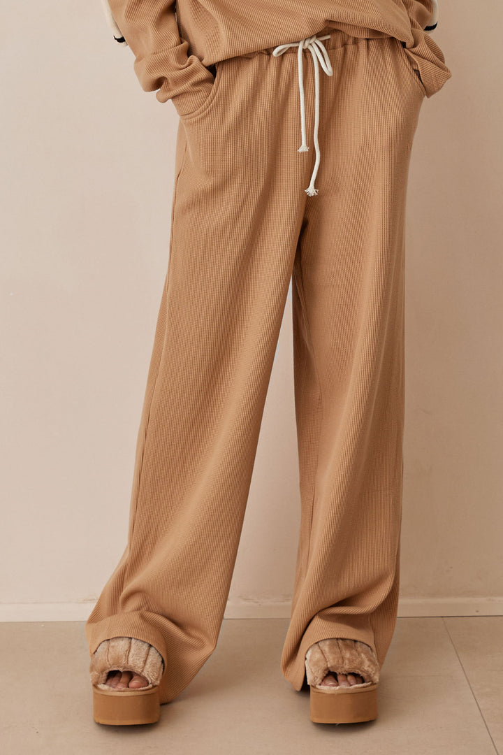 מכנסי אליסון בד וופל בשילוב רקמת לוגו | חום