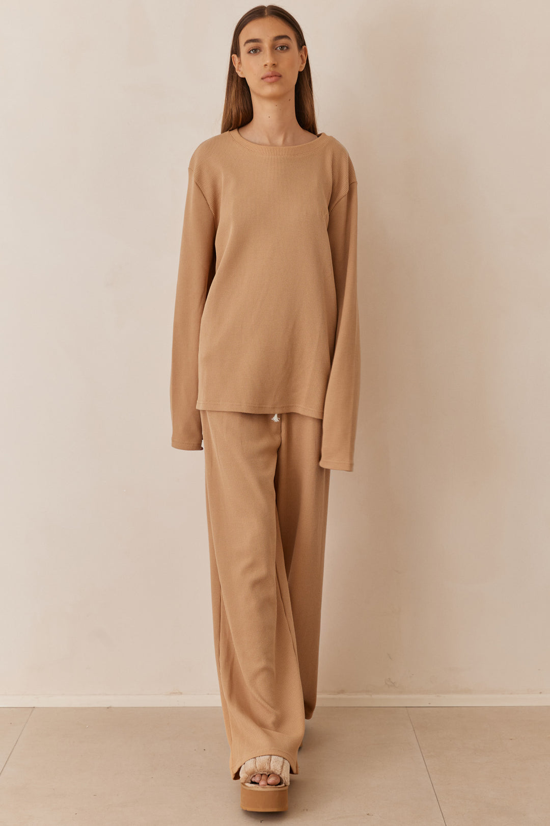 חולצת אליסון בד וופל בשילוב רקמת לוגו | חום