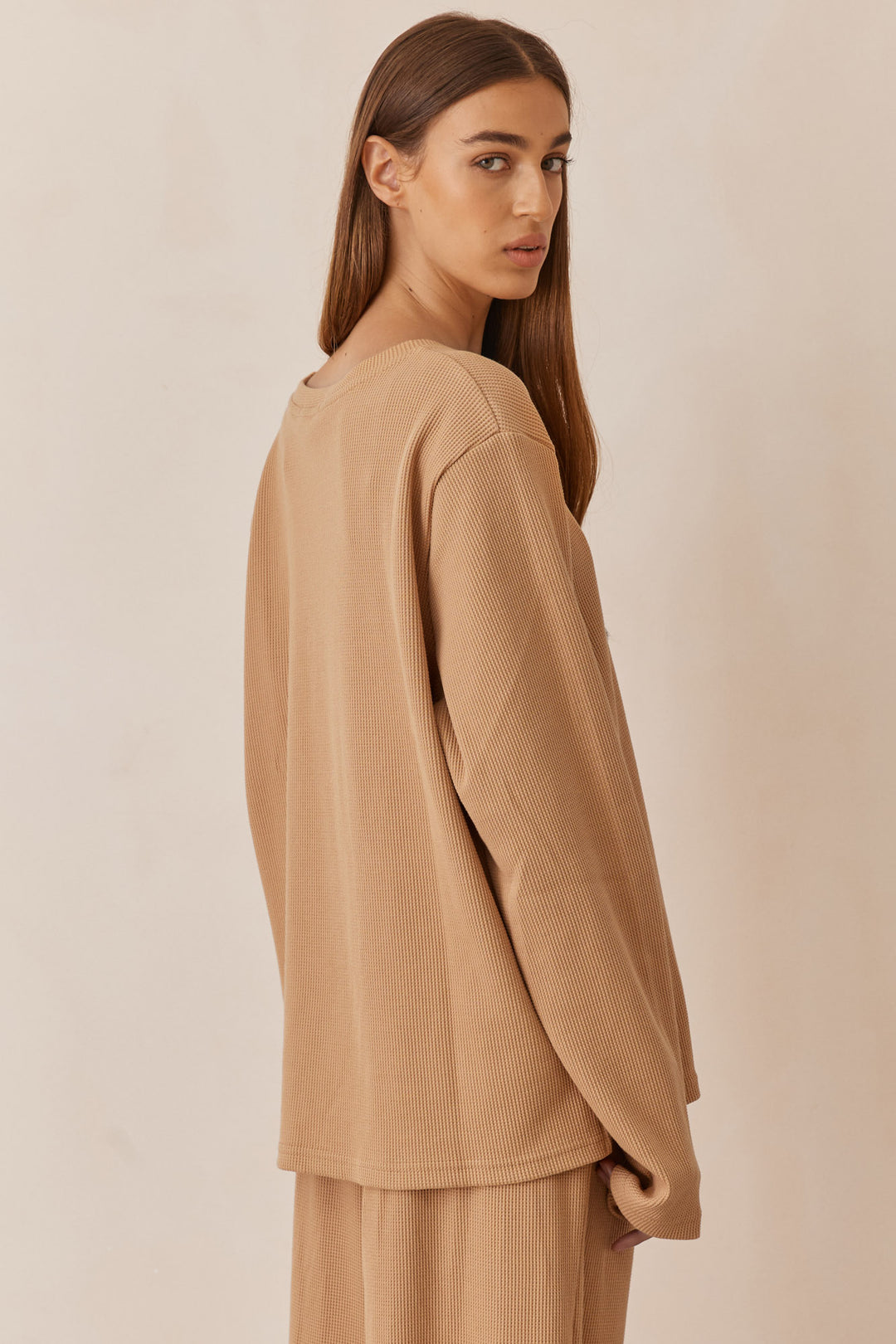 חולצת אליסון בד וופל בשילוב רקמת לוגו | חום