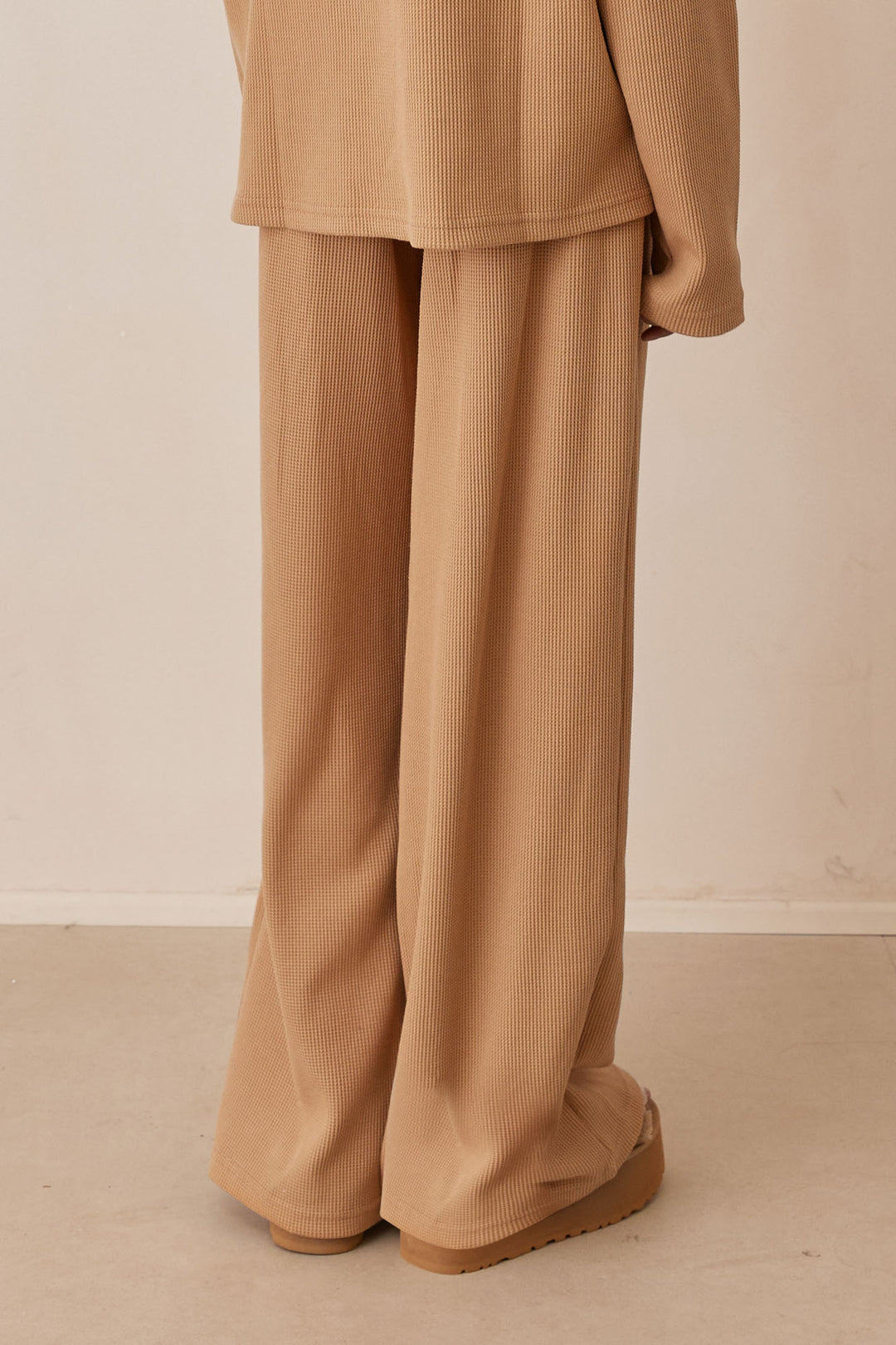 מכנסי אליסון בד וופל בשילוב רקמת לוגו | חום