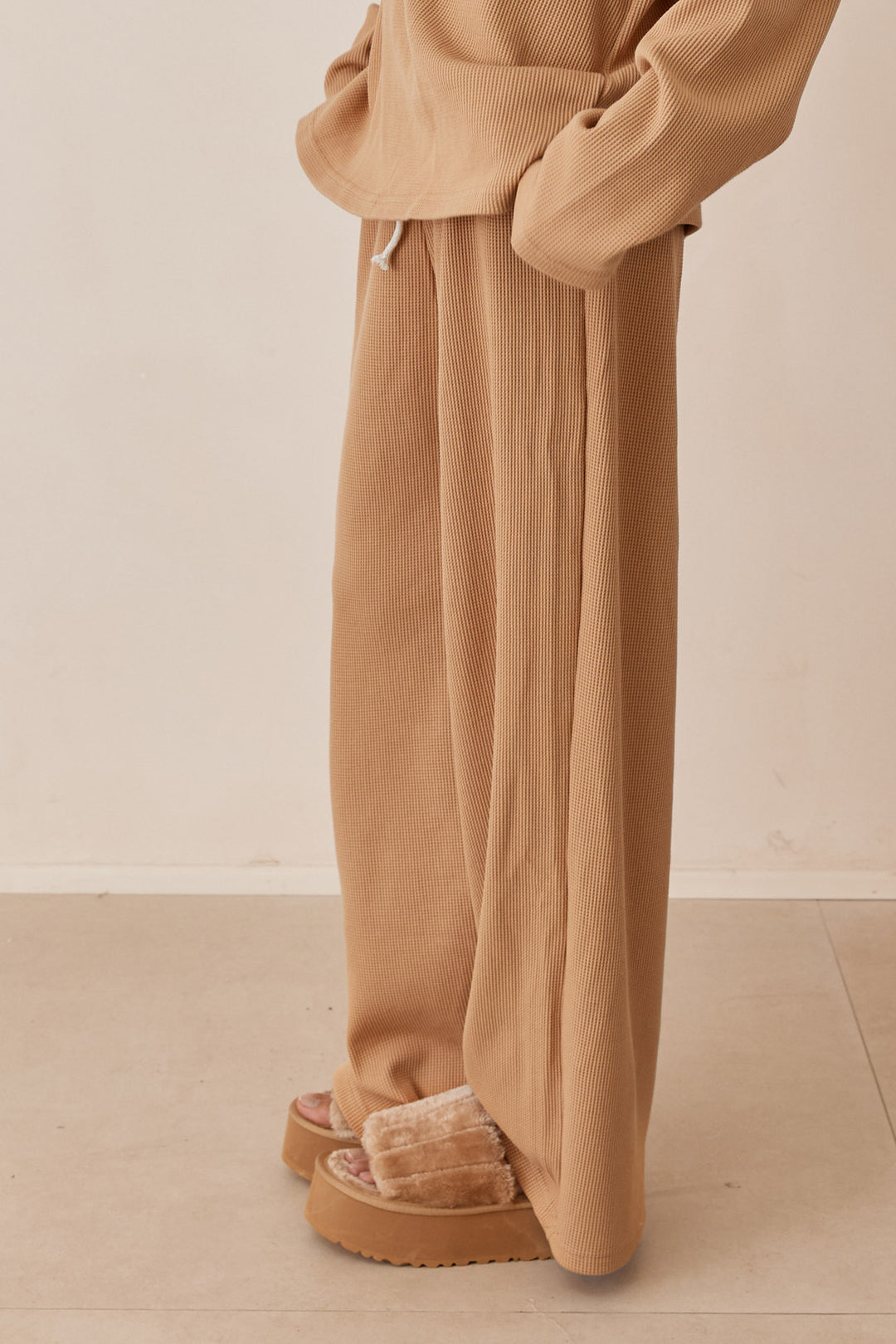 מכנסי אליסון בד וופל בשילוב רקמת לוגו | חום