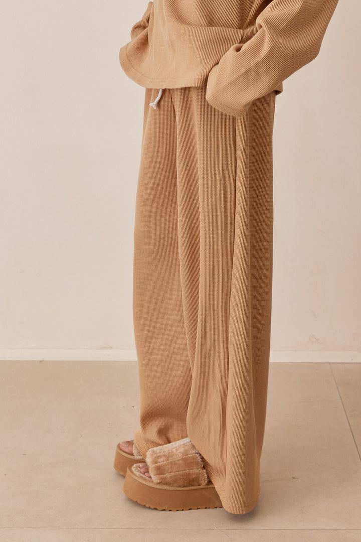 מכנסי אליסון בד וופל בשילוב רקמת לוגו | חום