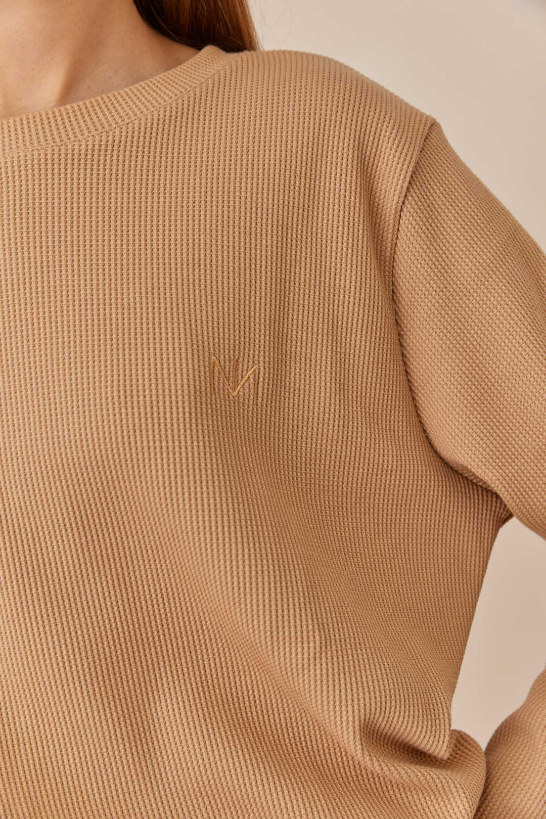 חולצת אליסון בד וופל בשילוב רקמת לוגו | חום