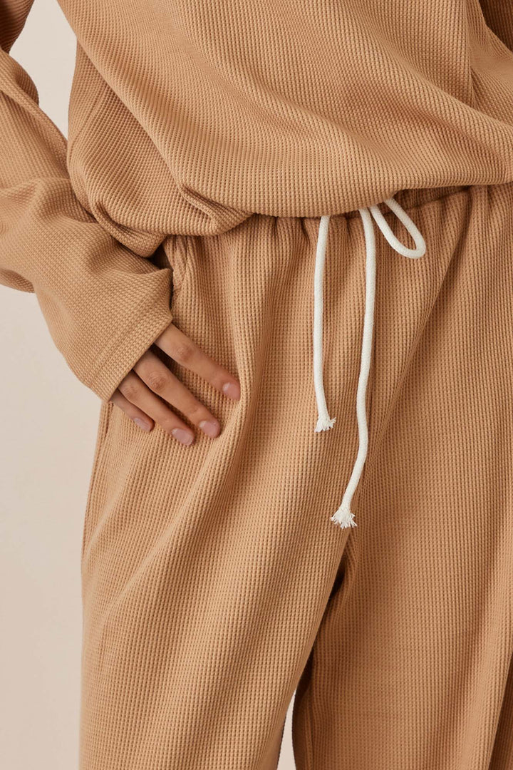 מכנסי אליסון בד וופל בשילוב רקמת לוגו | חום