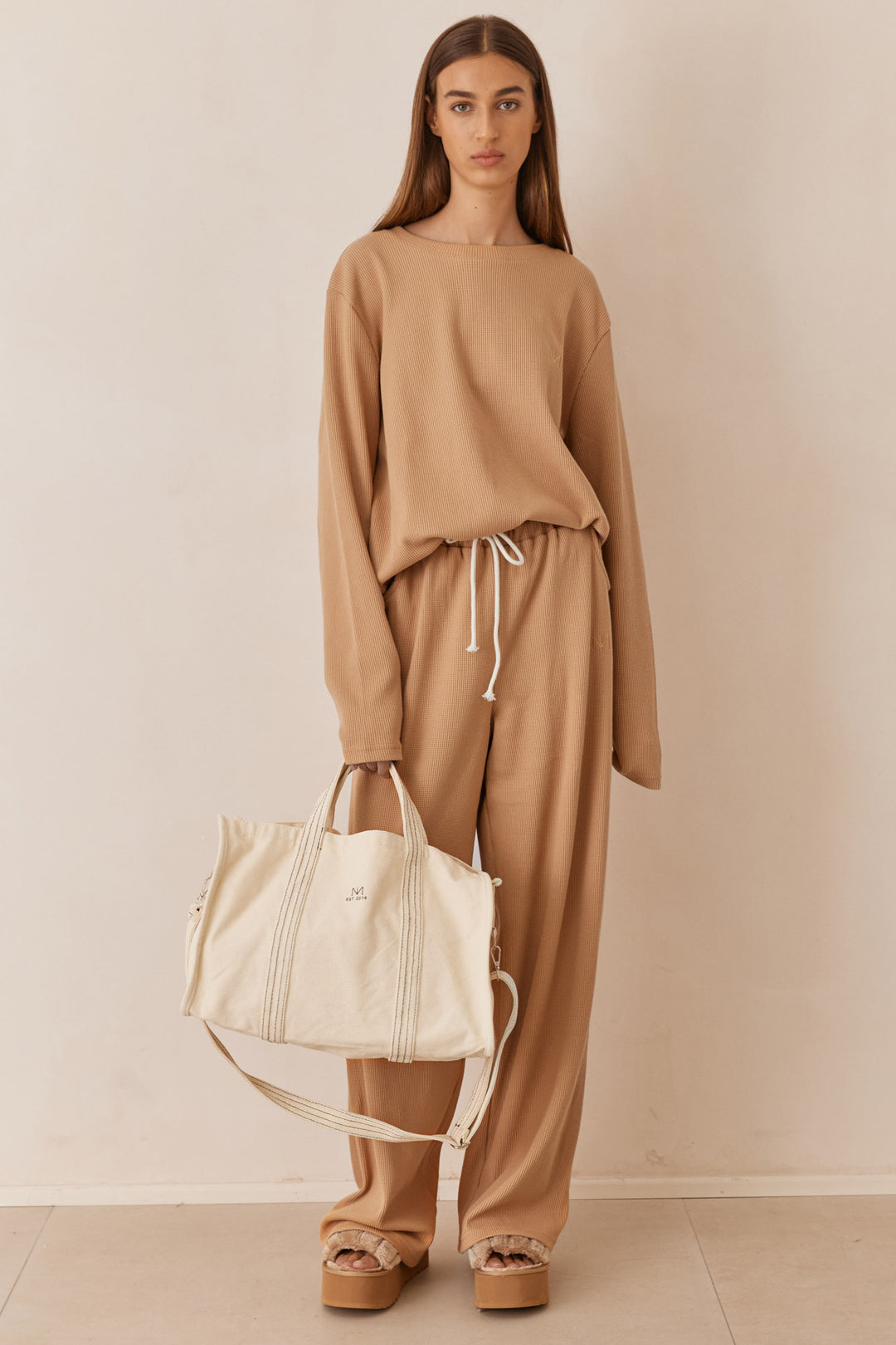 מכנסי אליסון בד וופל בשילוב רקמת לוגו | חום