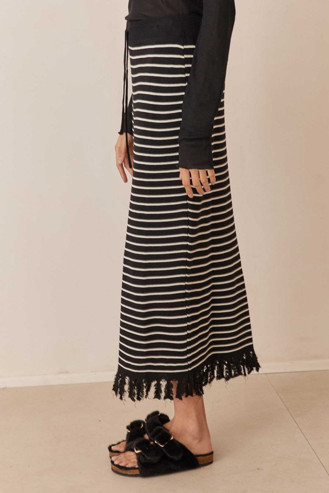 חצאית ג'יין מידי סטרייפס סיומת פרנזים | שחור/לבן