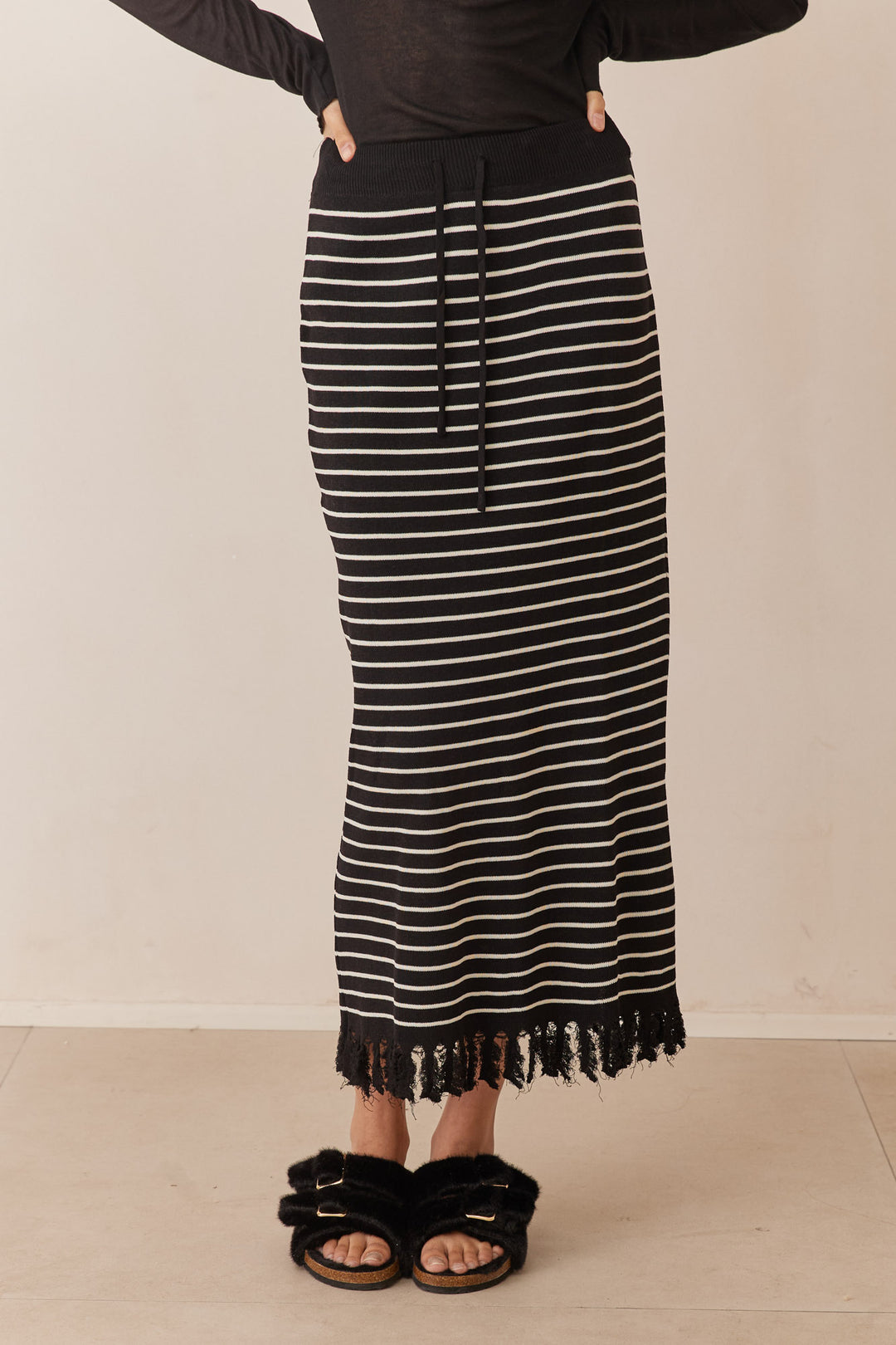 חצאית ג'יין מידי סטרייפס סיומת פרנזים | שחור/לבן