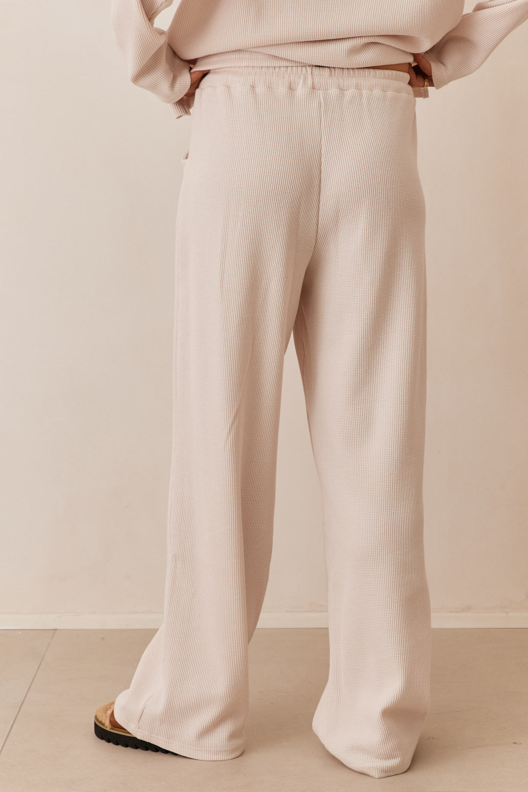 מכנסי אליסון בד וופל בשילוב רקמת לוגו | קרם