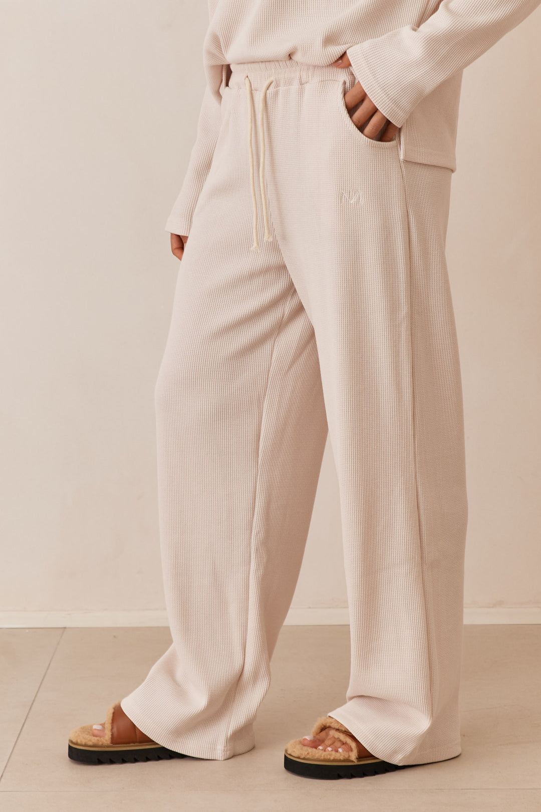 מכנסי אליסון בד וופל בשילוב רקמת לוגו | קרם