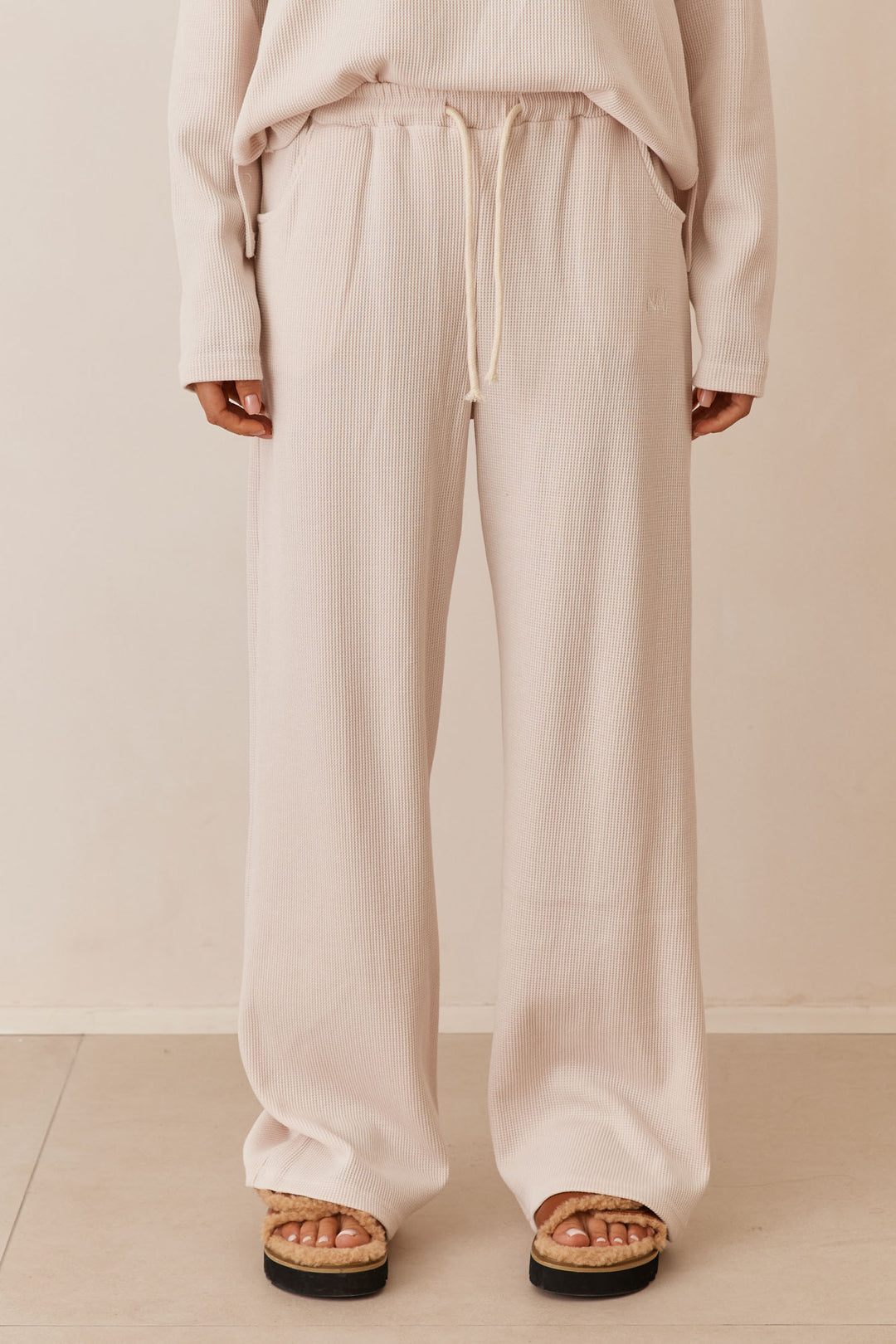 מכנסי אליסון בד וופל בשילוב רקמת לוגו | קרם