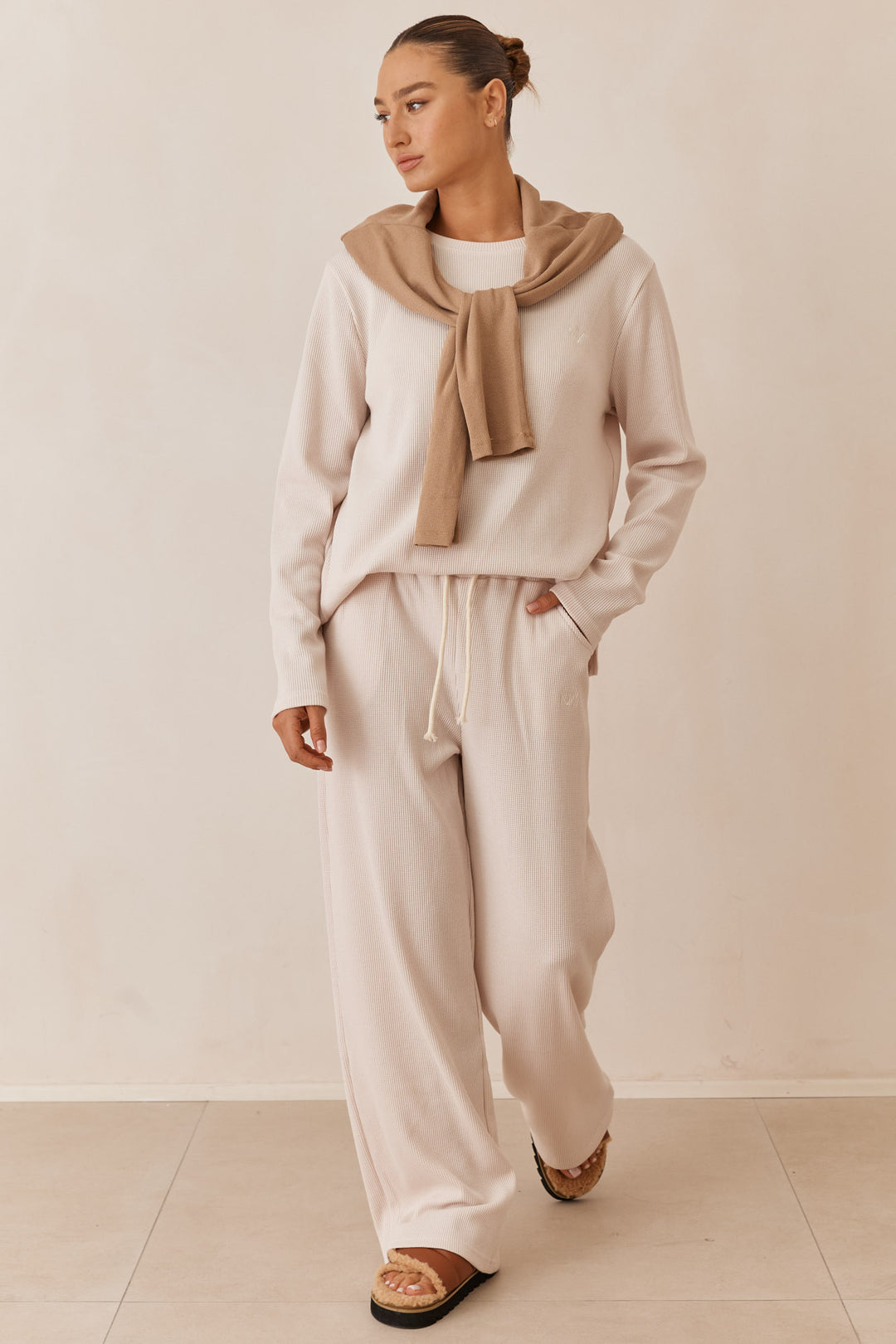 מכנסי אליסון בד וופל בשילוב רקמת לוגו | קרם