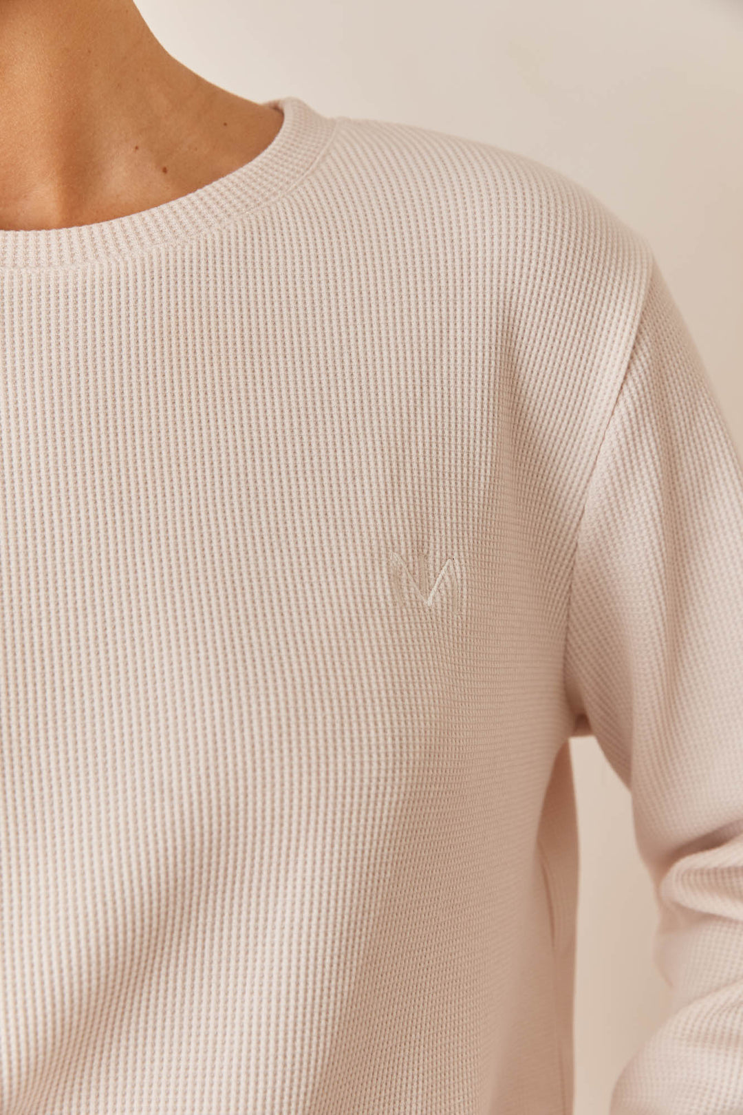 חולצת אליסון בד וופל בשילוב רקמת לוגו | קרם