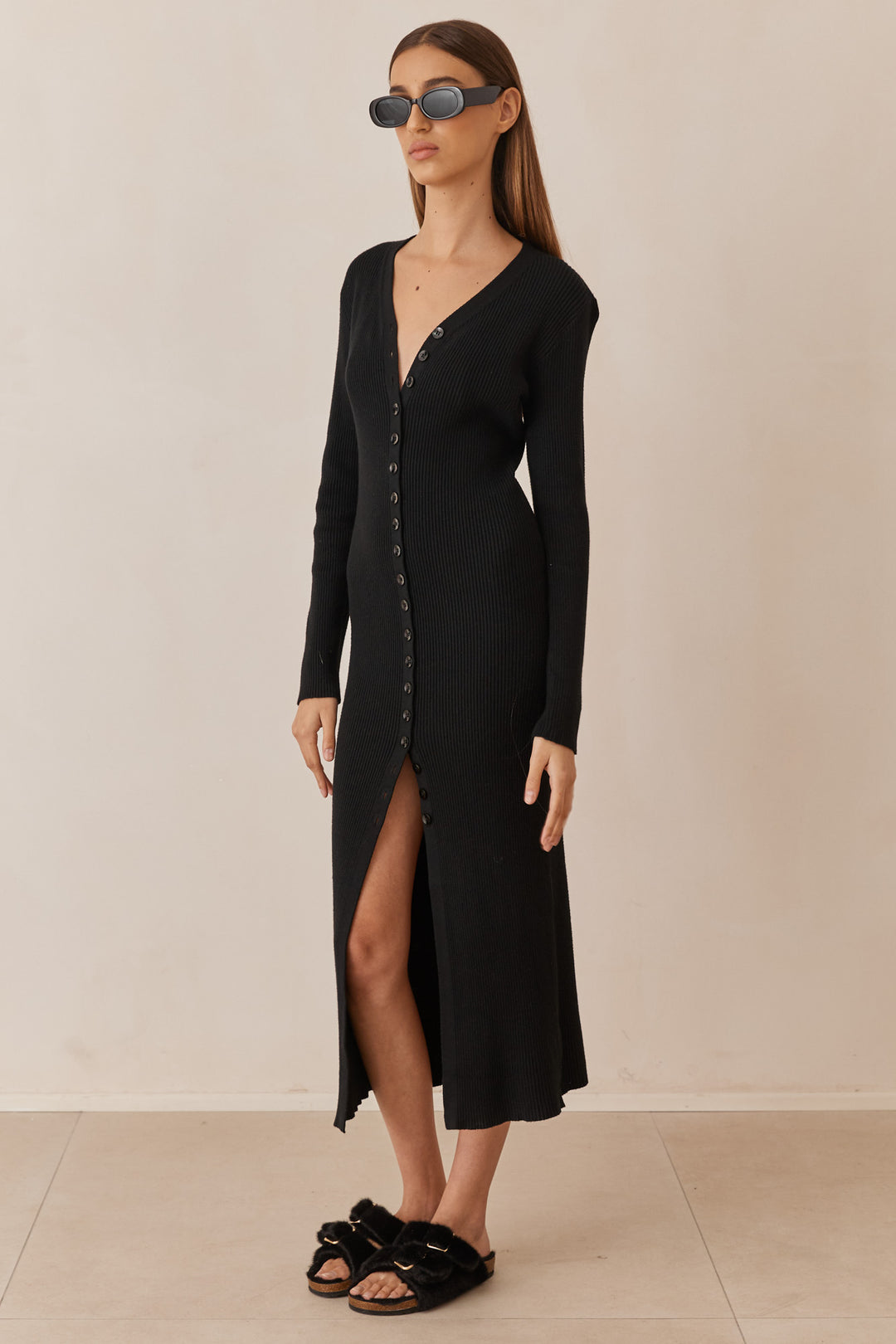 שמלת סריג אמנדה בשילוב כפתורים | שחור