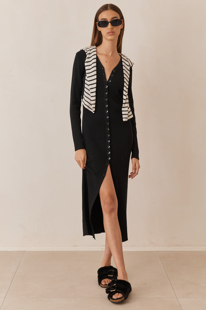 שמלת סריג אמנדה בשילוב כפתורים | שחור