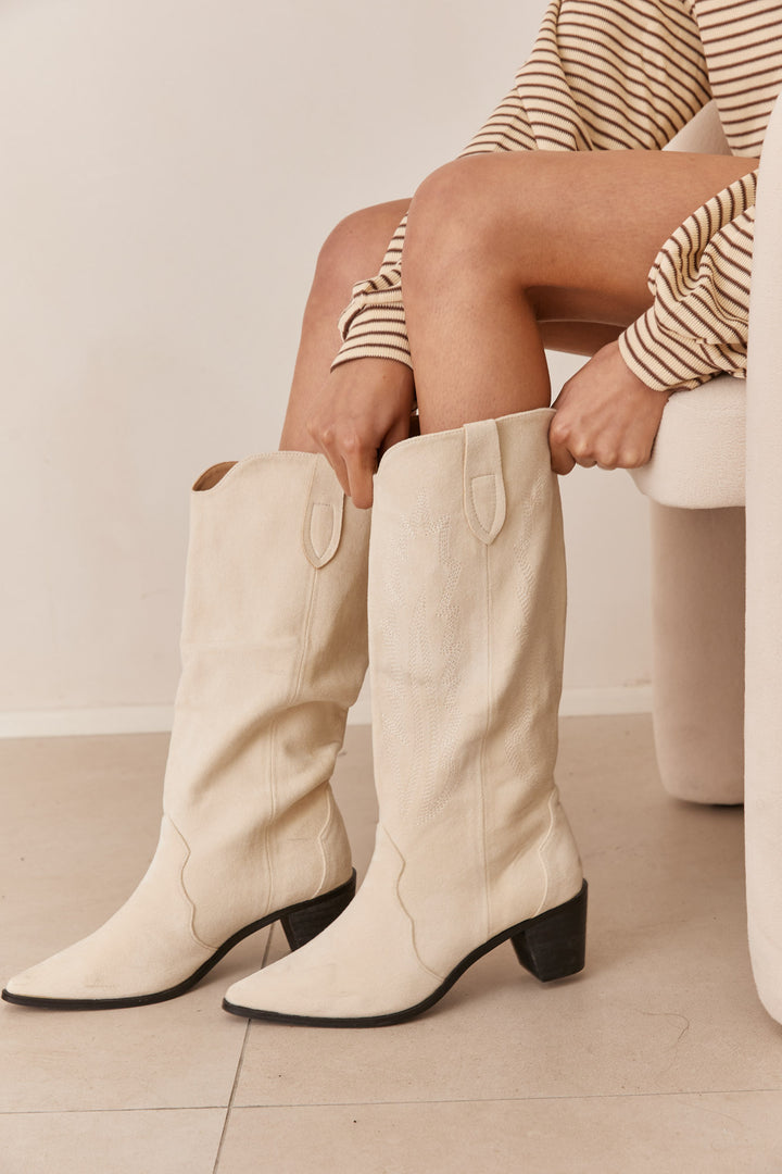 מגפי בוקרים אן דמוי זמש בשילוב תיפורים | בז'