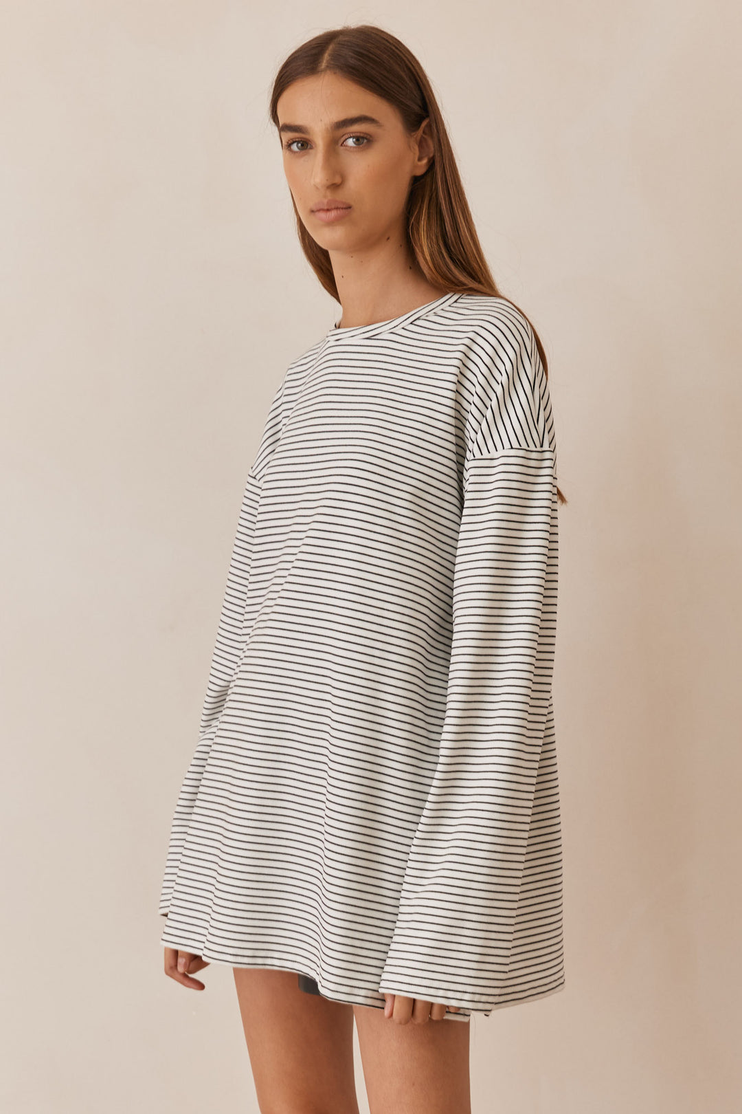 חולצת שרי סטרייפס גזרה אוברסייזית | שחור/לבן