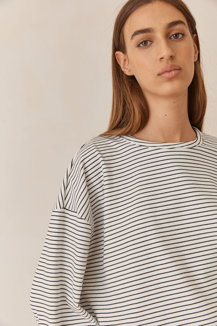 חולצת שרי סטרייפס גזרה אוברסייזית | שחור/לבן