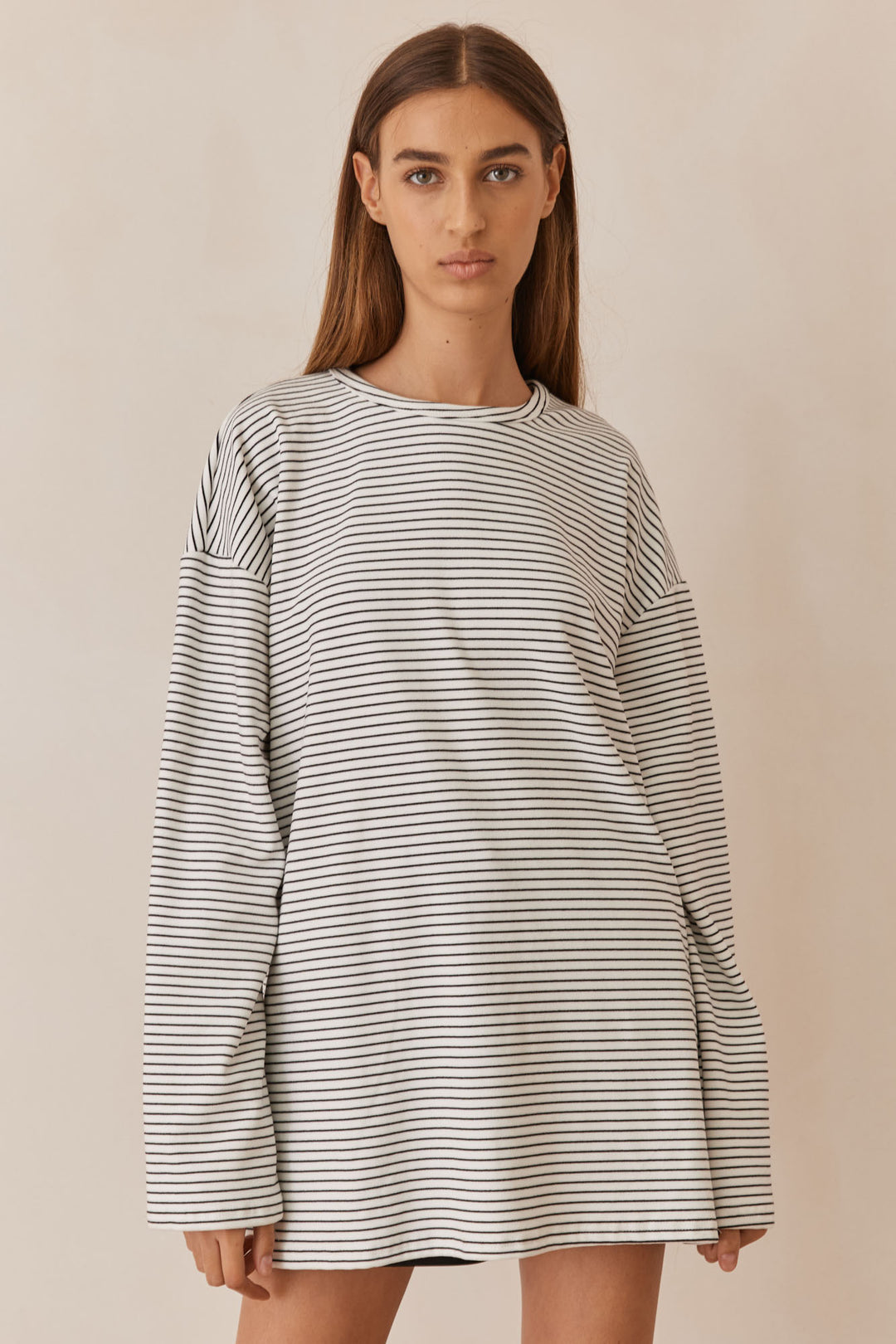 חולצת שרי סטרייפס גזרה אוברסייזית | שחור/לבן