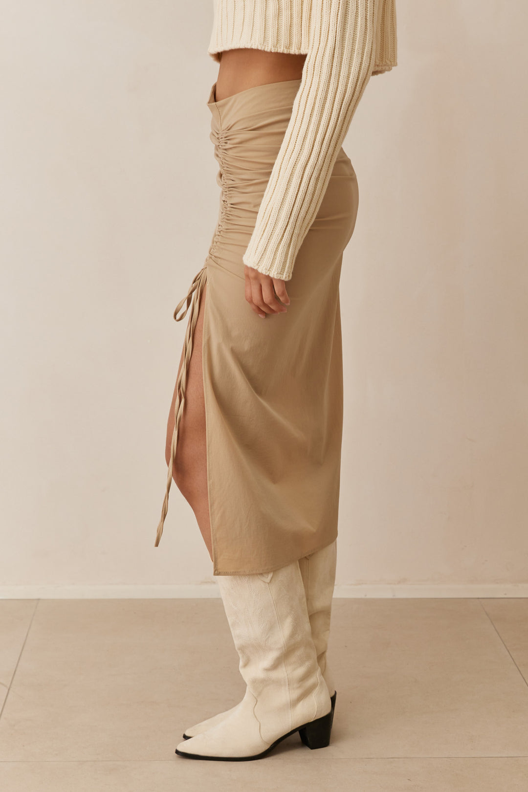 חצאית ולרי מידי בשילוב כיווץ וקשירה | בז'