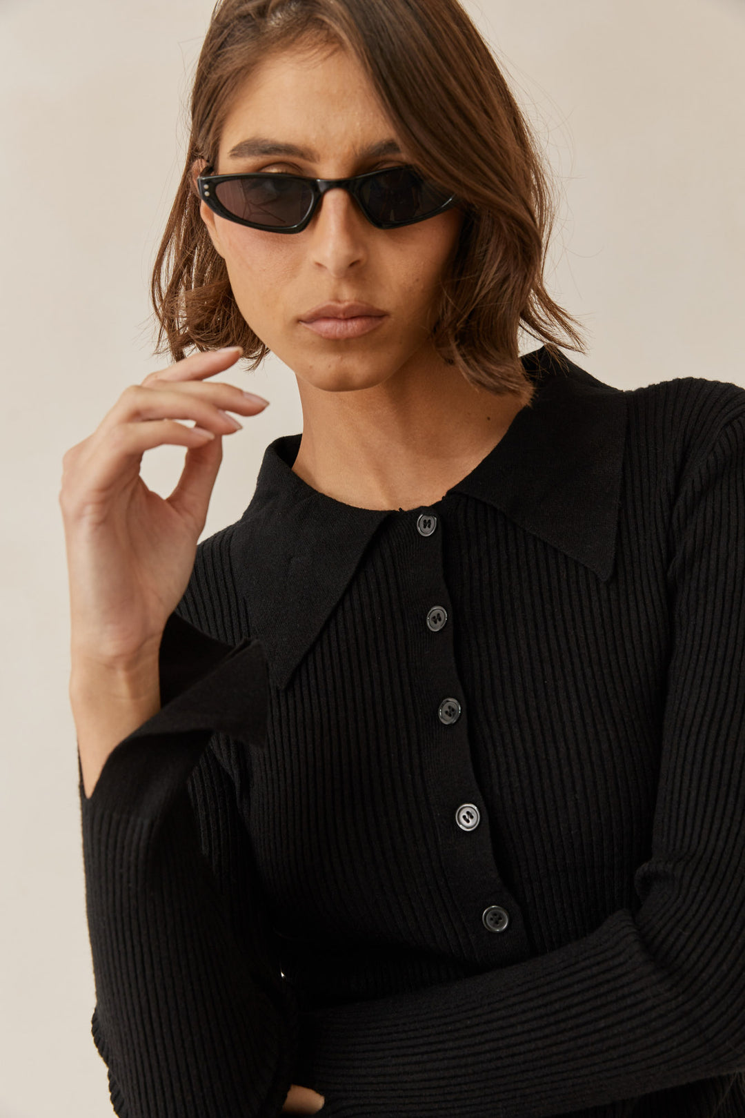 סריג איימי בשילוב כפתורים | שחור