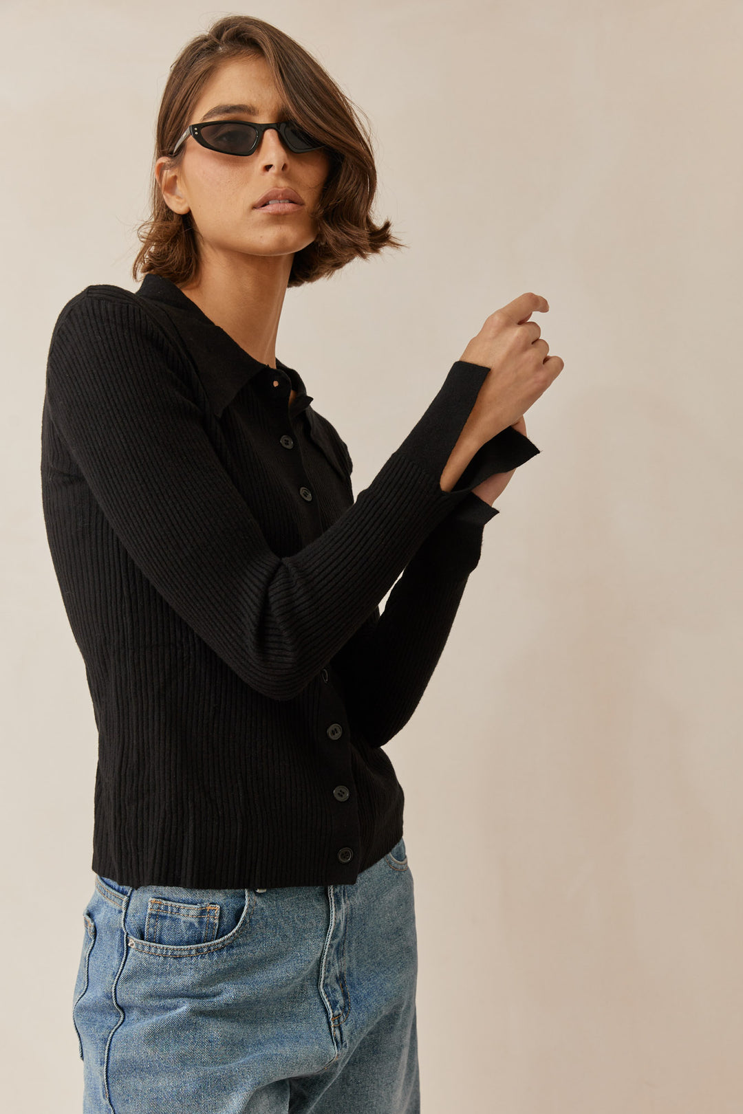 סריג איימי בשילוב כפתורים | שחור