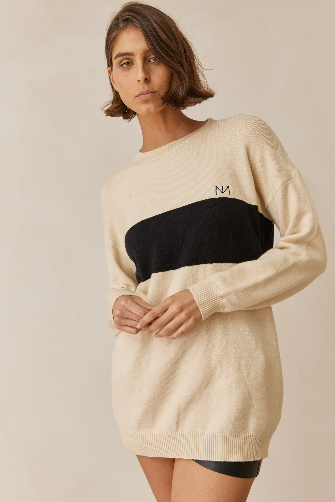 טוניקת סריג נורי בשילוב לוגו | קרם/שחור