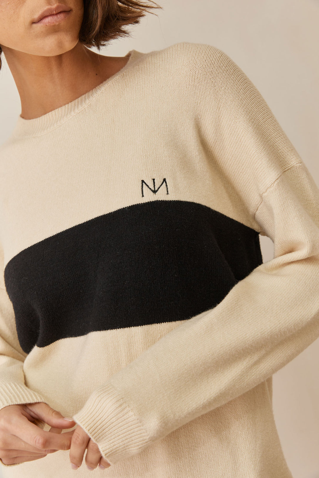 טוניקת סריג נורי בשילוב לוגו | קרם/שחור