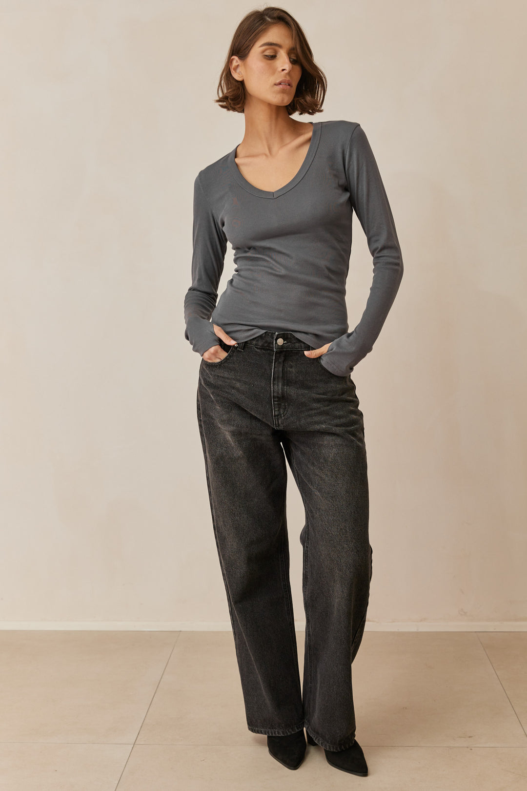 חולצת בייסיק מייגן וי שרוול כפפה | אפור כהה