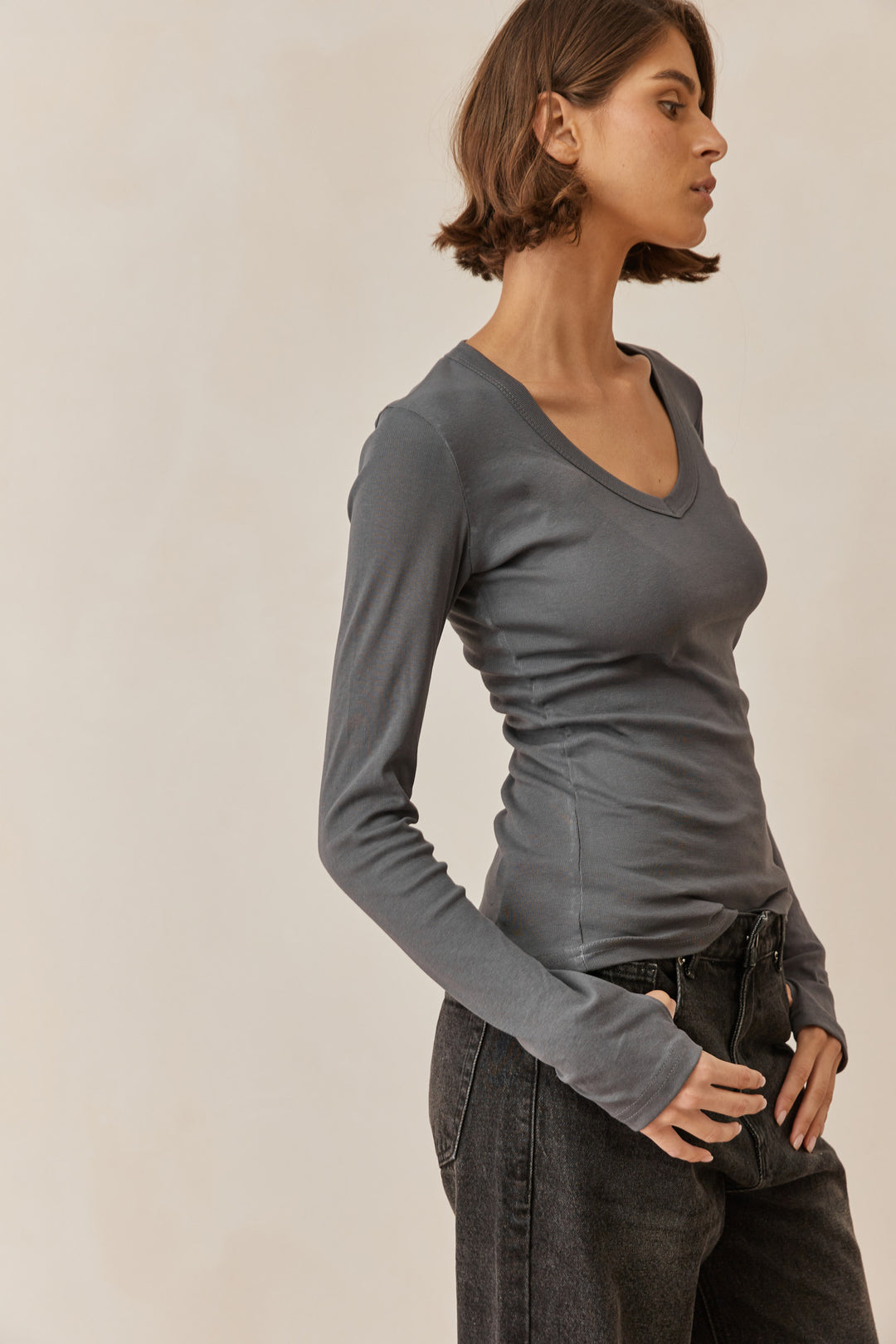 חולצת בייסיק מייגן וי שרוול כפפה | אפור כהה