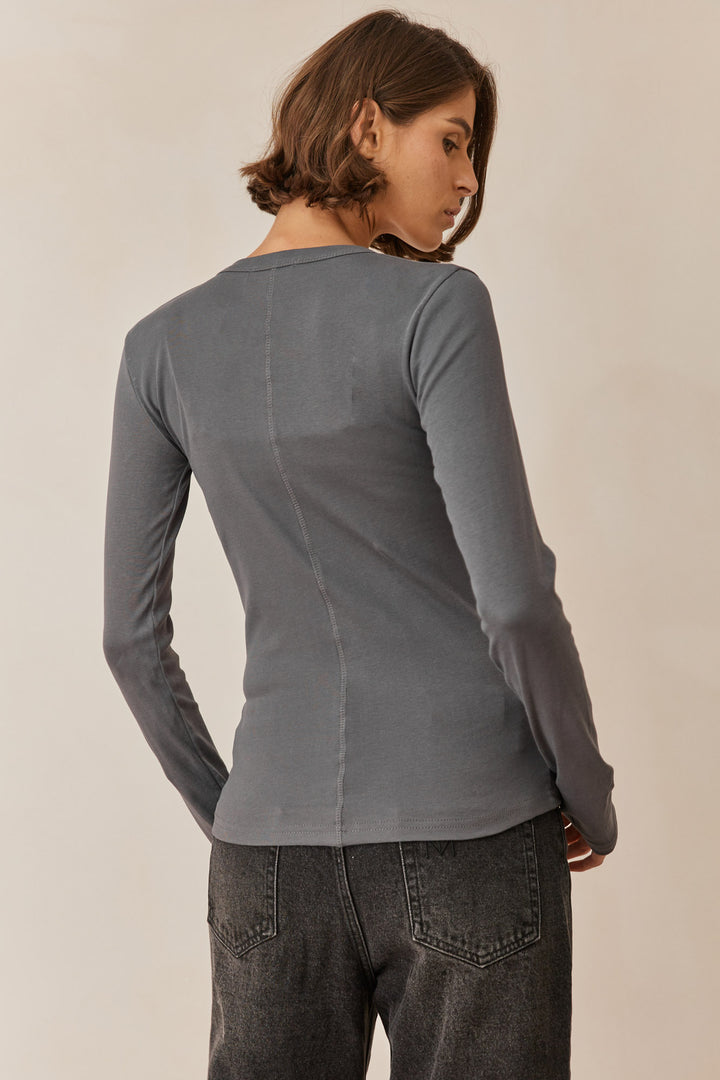 חולצת בייסיק מייגן וי שרוול כפפה | אפור כהה