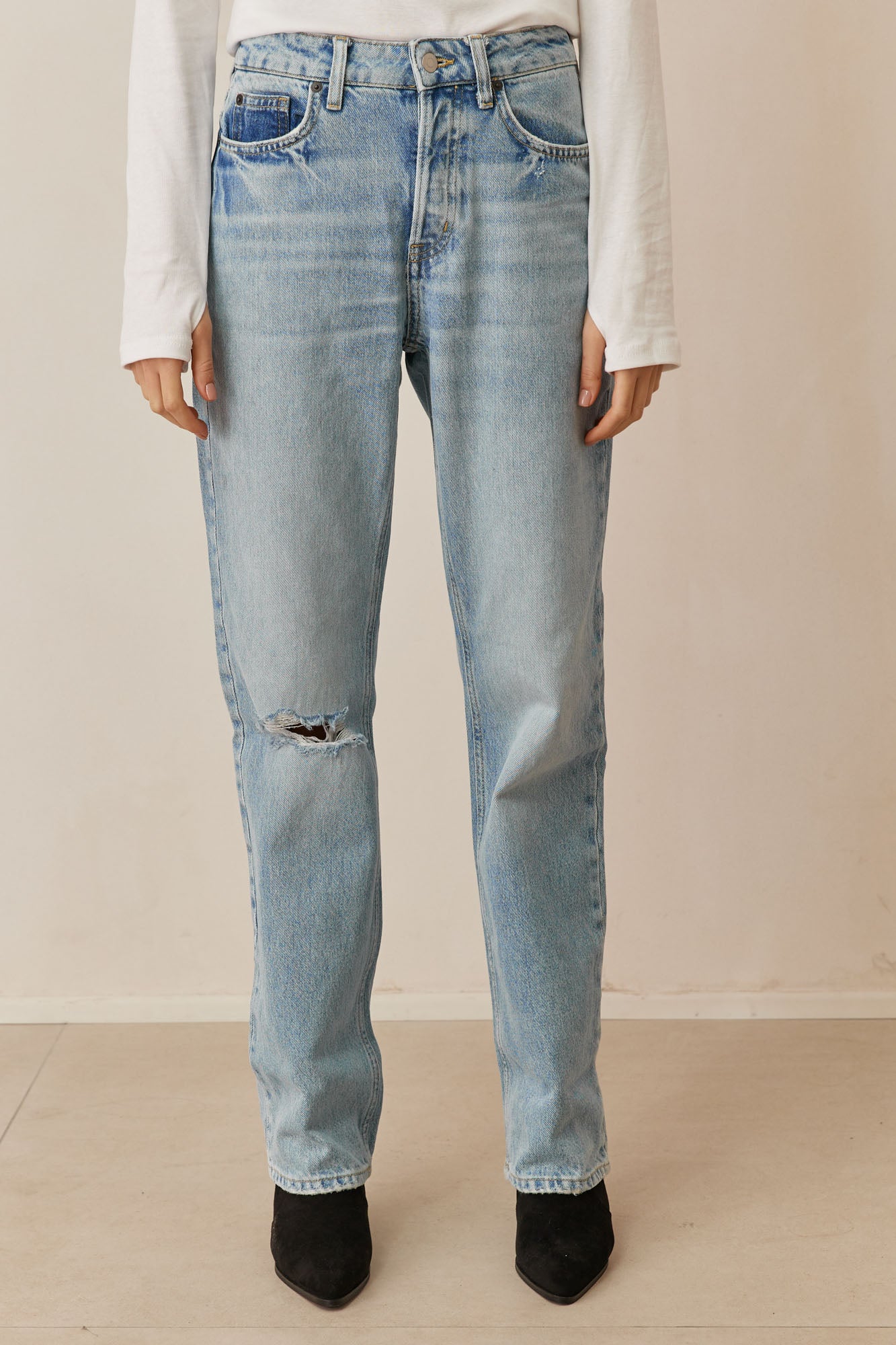 מכנסי דנים מוניקה בשילוב קרע | ג'ינס בהיר