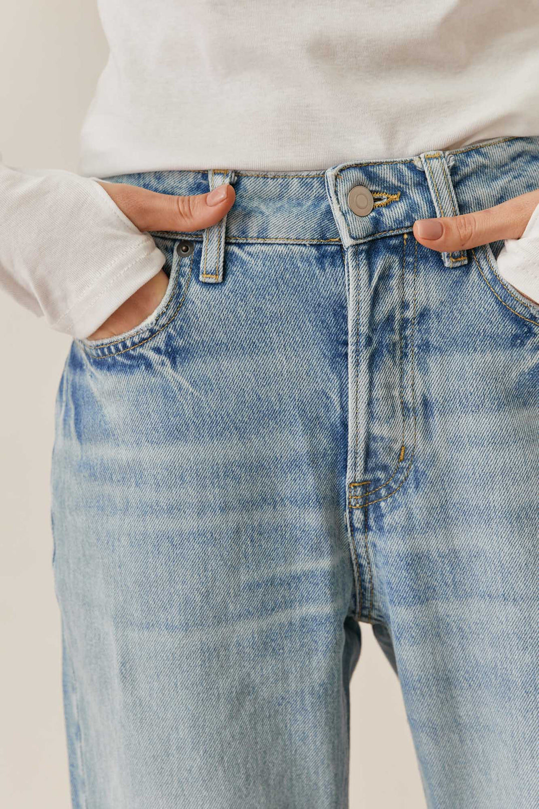 מכנסי דנים מוניקה בשילוב קרע | ג'ינס בהיר