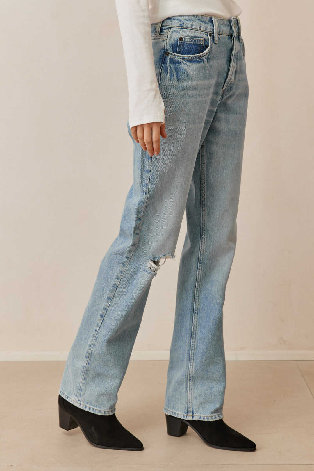 מכנסי דנים מוניקה בשילוב קרע | ג'ינס בהיר