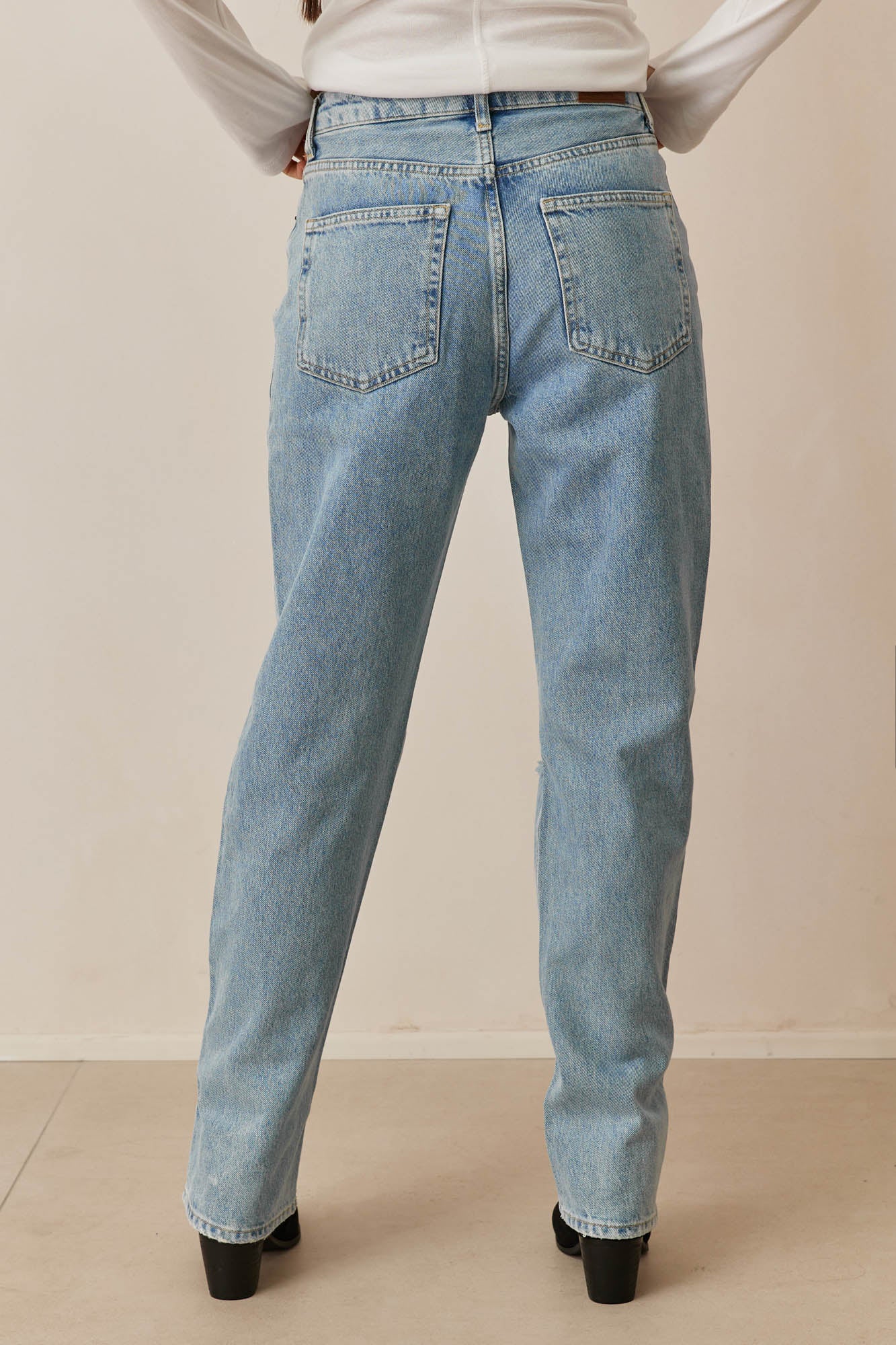 מכנסי דנים מוניקה בשילוב קרע | ג'ינס בהיר