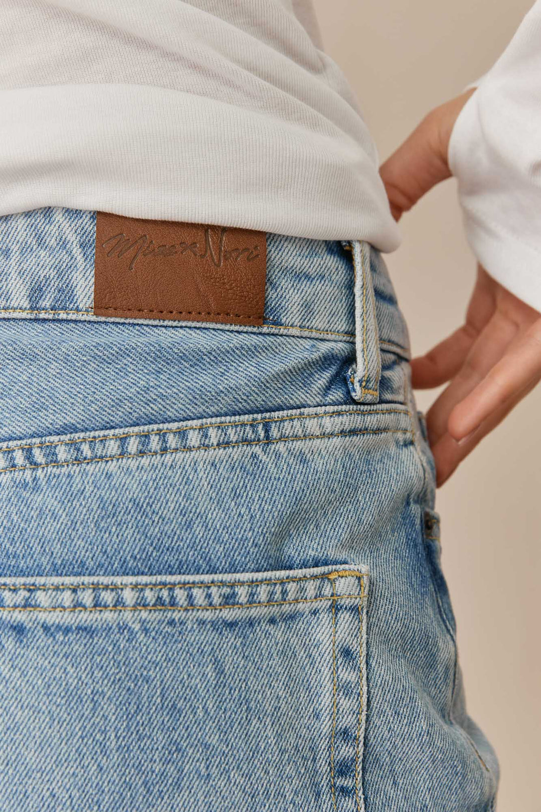 מכנסי דנים מוניקה בשילוב קרע | ג'ינס בהיר