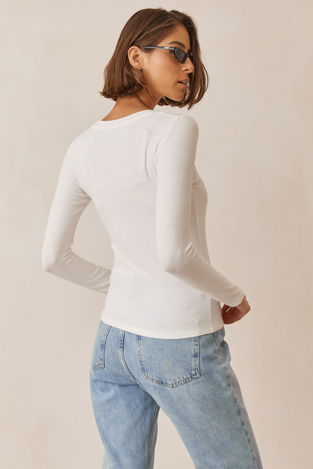 חולצת בייסיק נולה בשילוב תיפורים בולטים | לבן