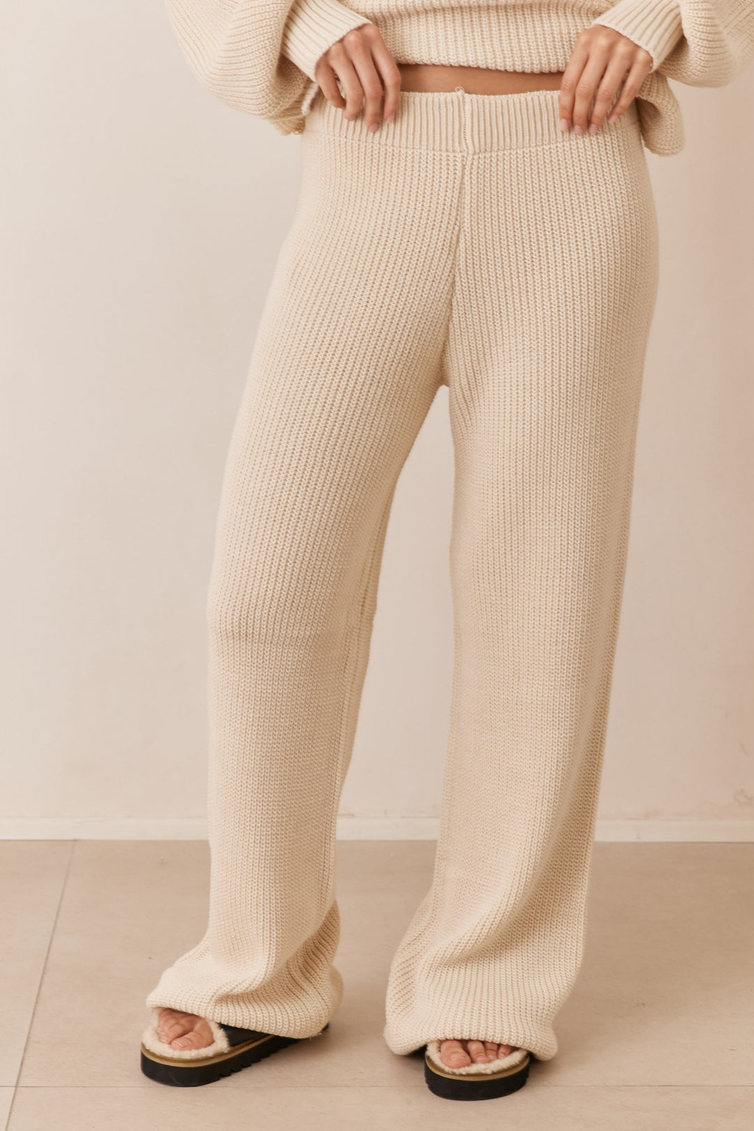 מכנסי סריג נלה בשילוב גומי במותן | בז'