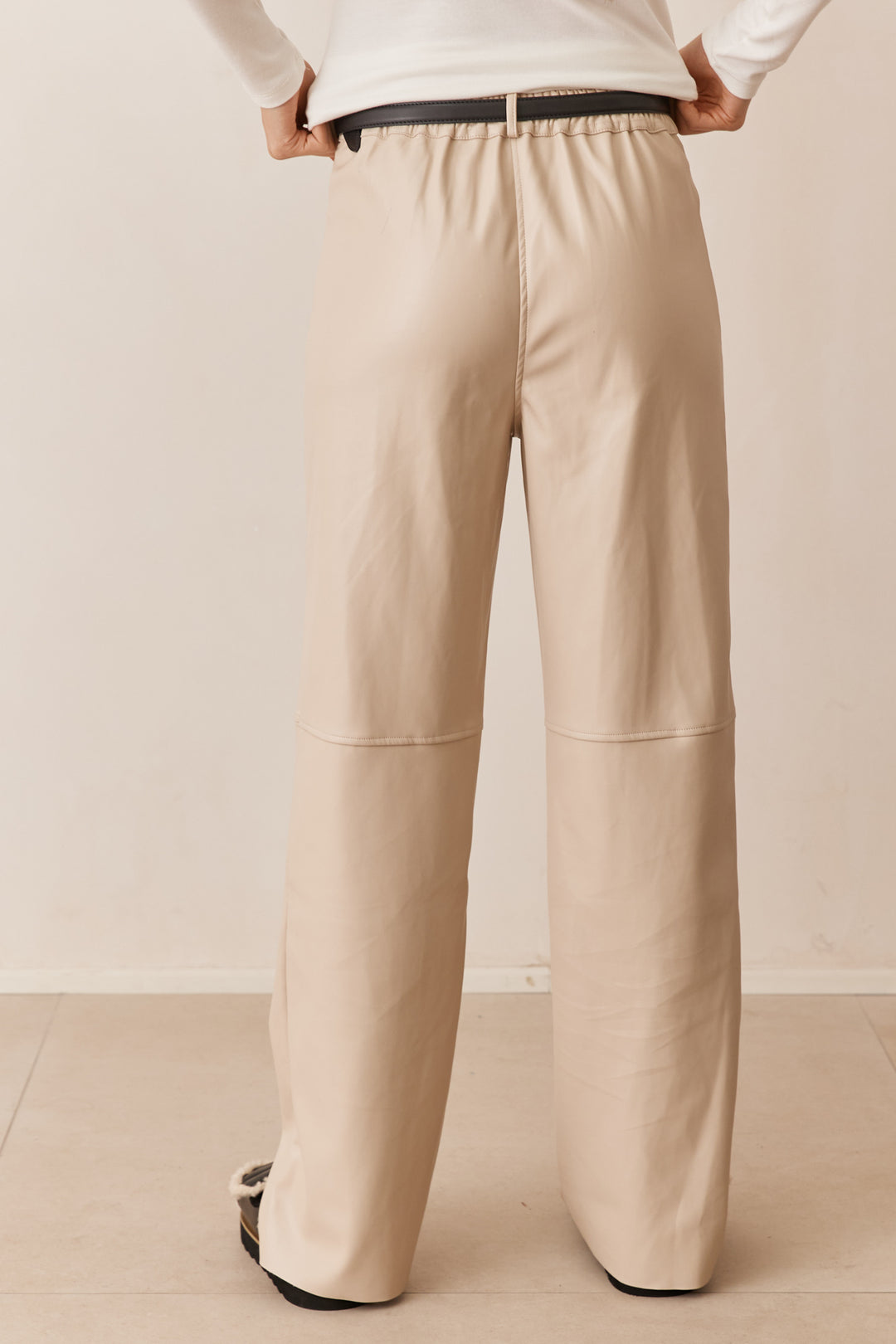 מכנסי דמוי עור הלנה | בז'